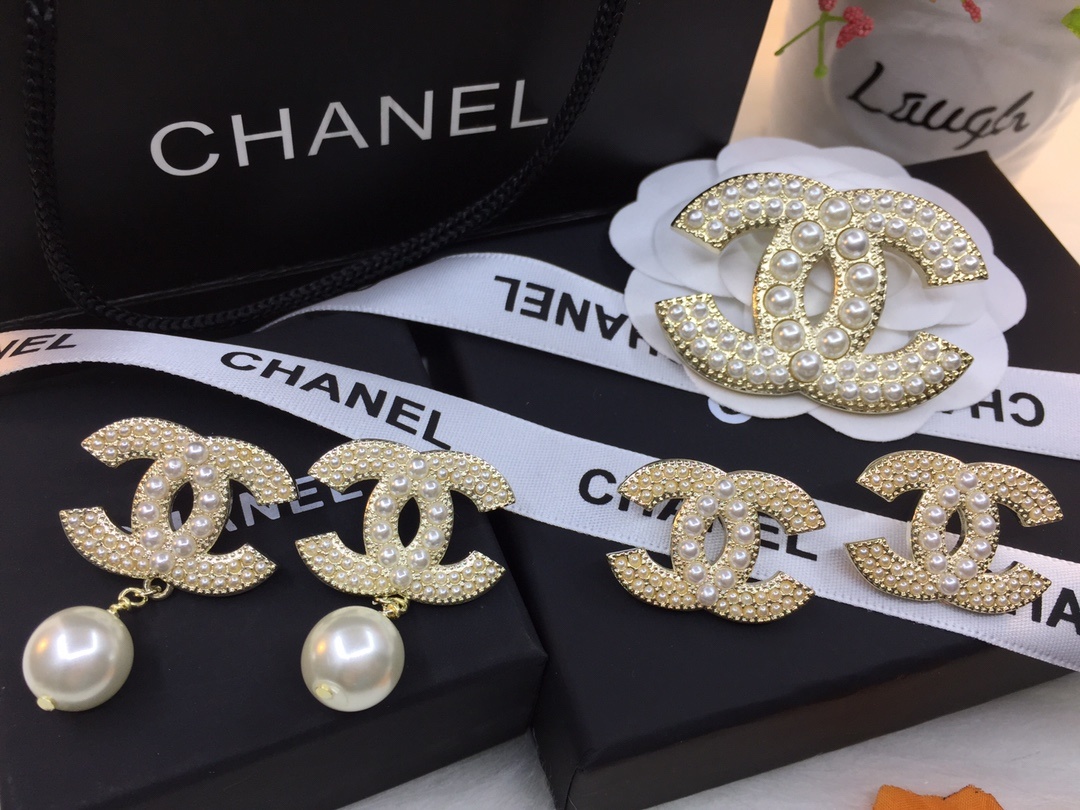 Gold-Toned Jewelry Set with Pearl & Crystal Motifs (2 Earring Styles, Brooch)