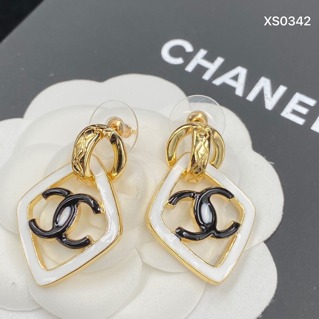 Gold-Toned Jewelry Set with Black & White Enamel Motifs (Tassel Necklace, Earrings)