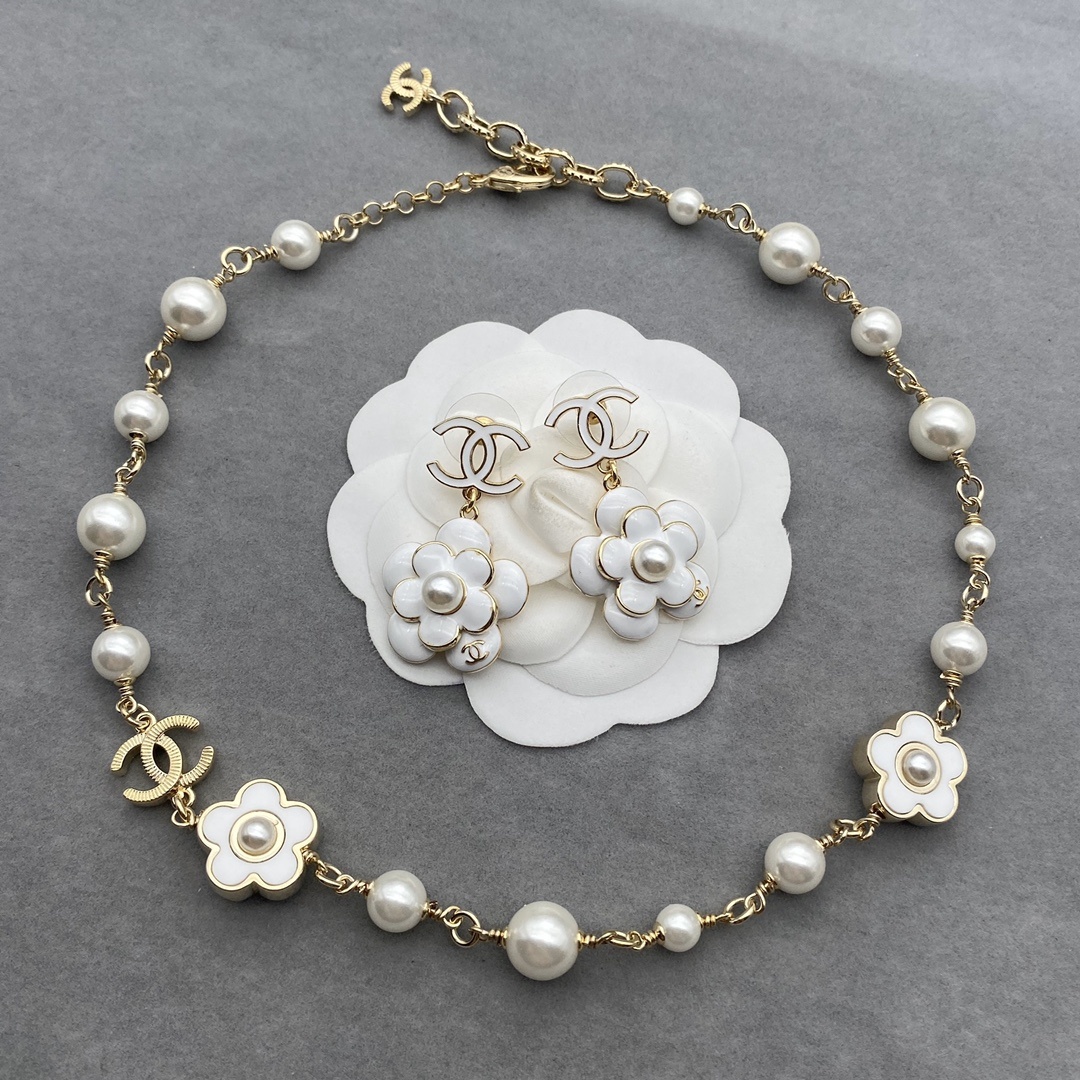  Gold-Toned Jewelry Set with Enamel, Pearl & Floral Motifs (Necklace, Earrings)