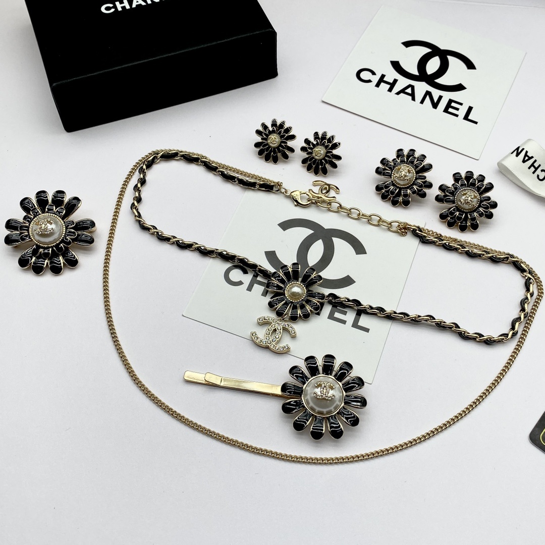 Enamel Daisy & Double-Layered Black PU Leather Jewelry Set in Gold Tones