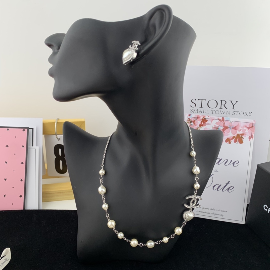 Silver-Toned Jewelry Set with Pearl & Heart Motifs (Necklace, Earrings)