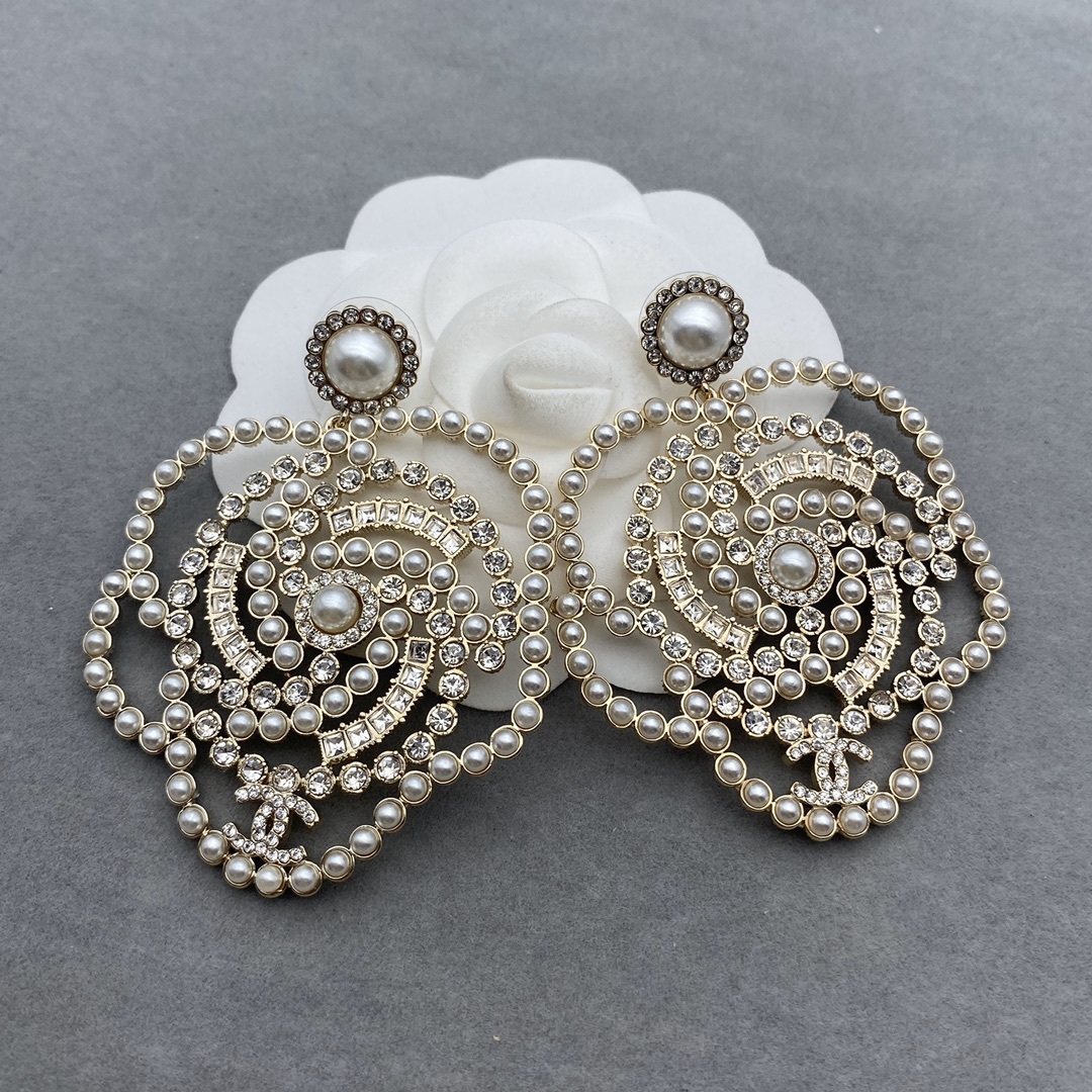 Gold-Toned Jewelry Set with Pearl & Crystal Floral Motifs (Necklace, Earrings, Brooch)