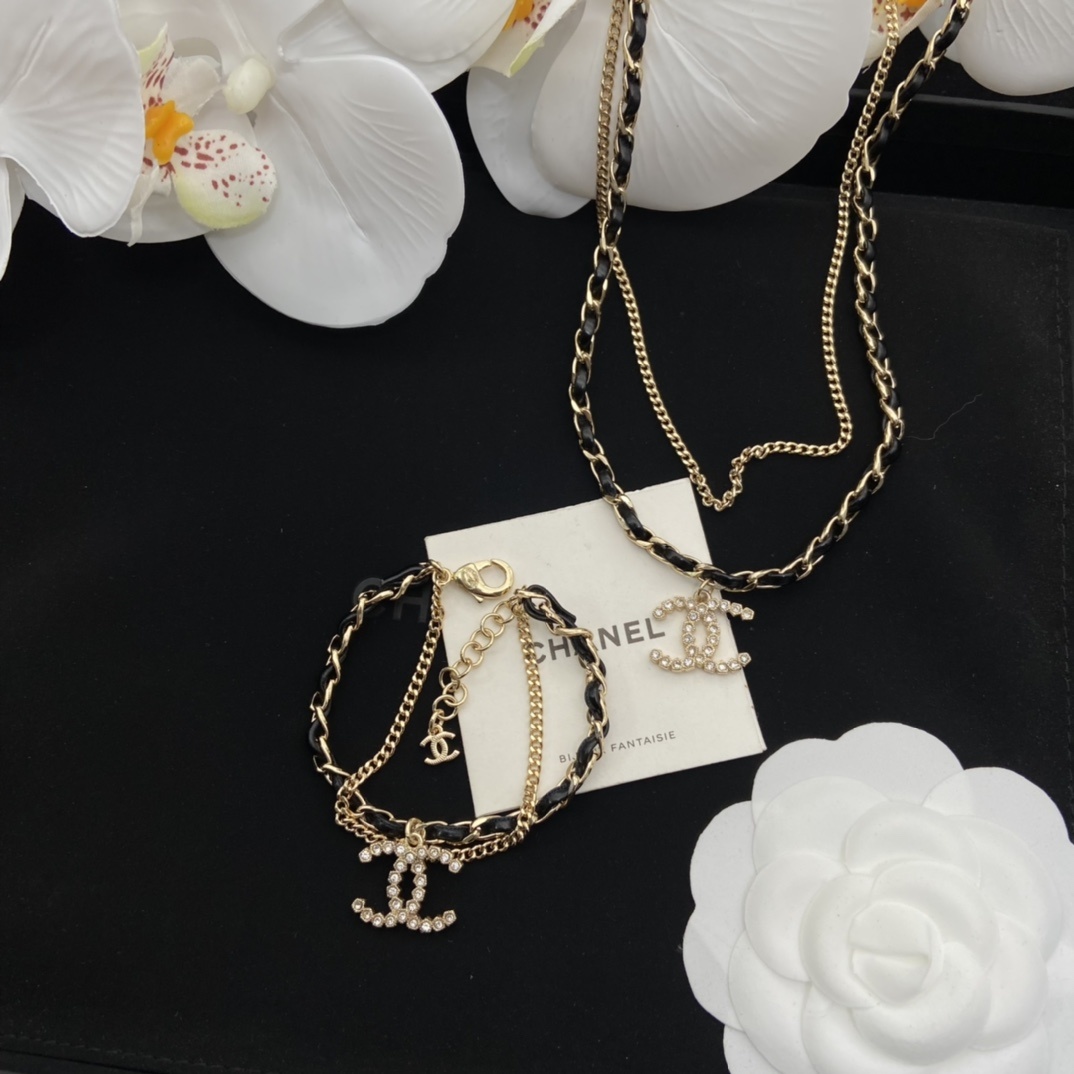 Jewelry Set with Double-Layered Black PU Leather, Pearl, and Interlocking Detail Accents in Gold Tones