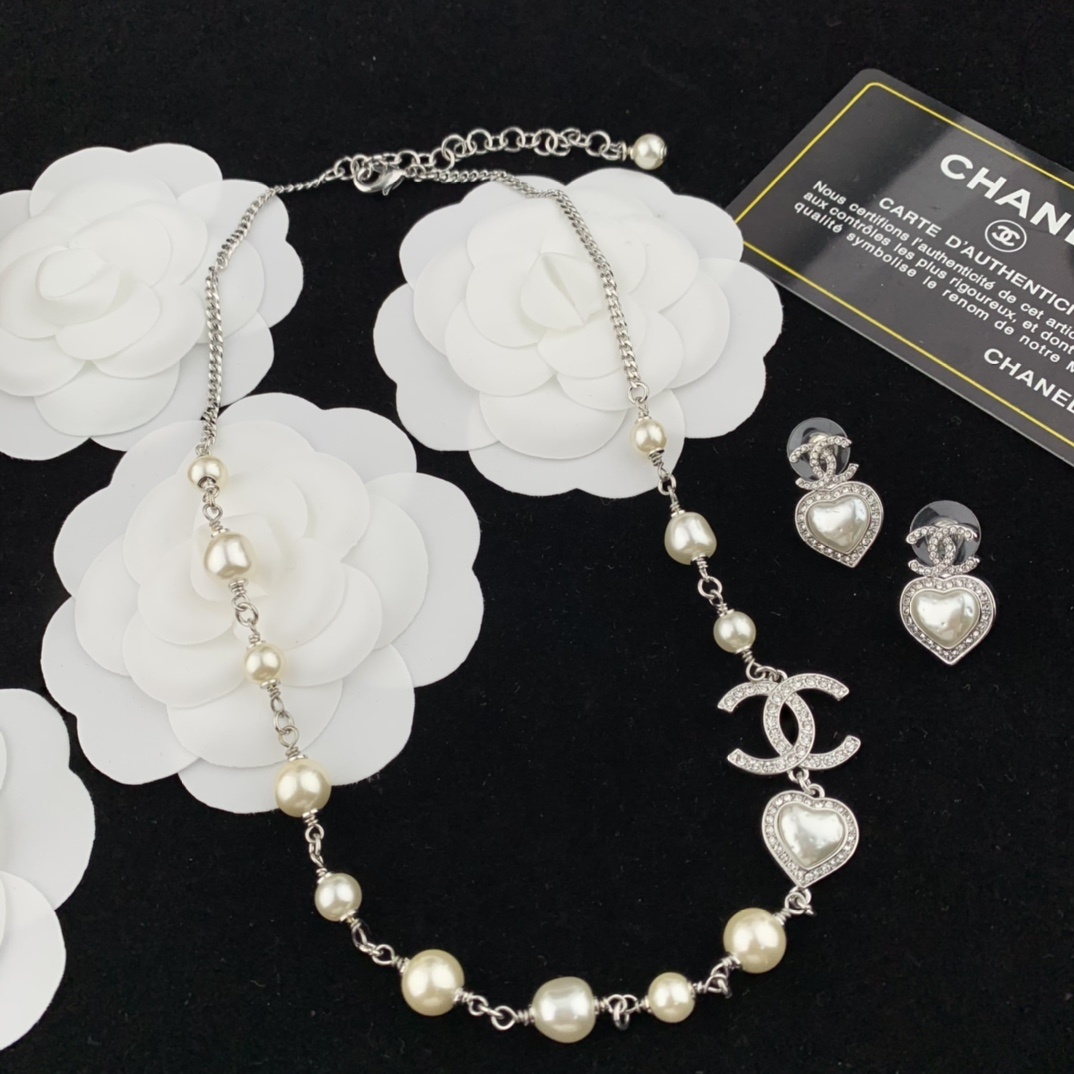 Silver-Toned Jewelry Set with Pearl & Heart Motifs (Necklace, Earrings)