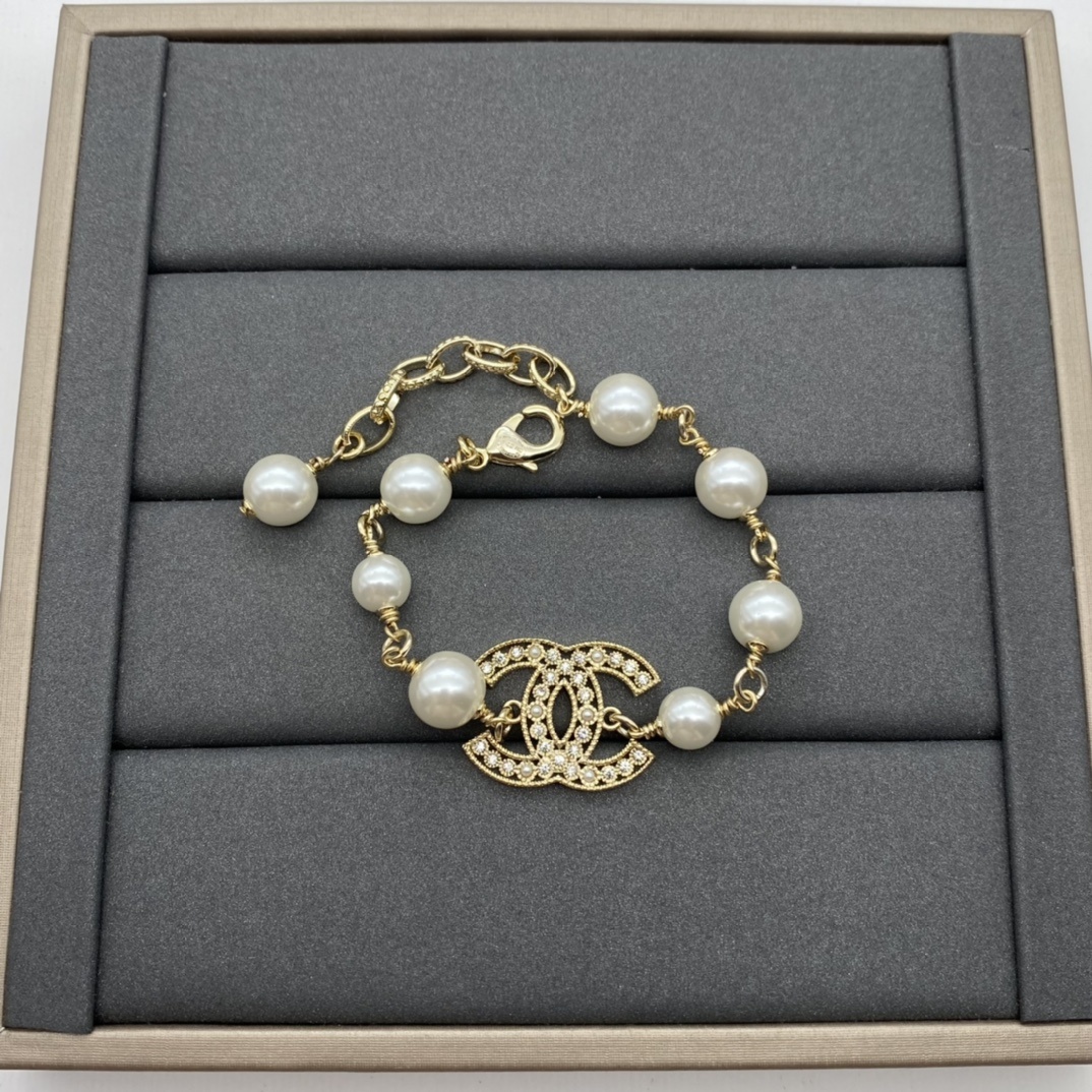 Gold-Toned Pearl & Crystal Motif Jewelry Set (Necklace, Bracelet, Earrings, Brooch)