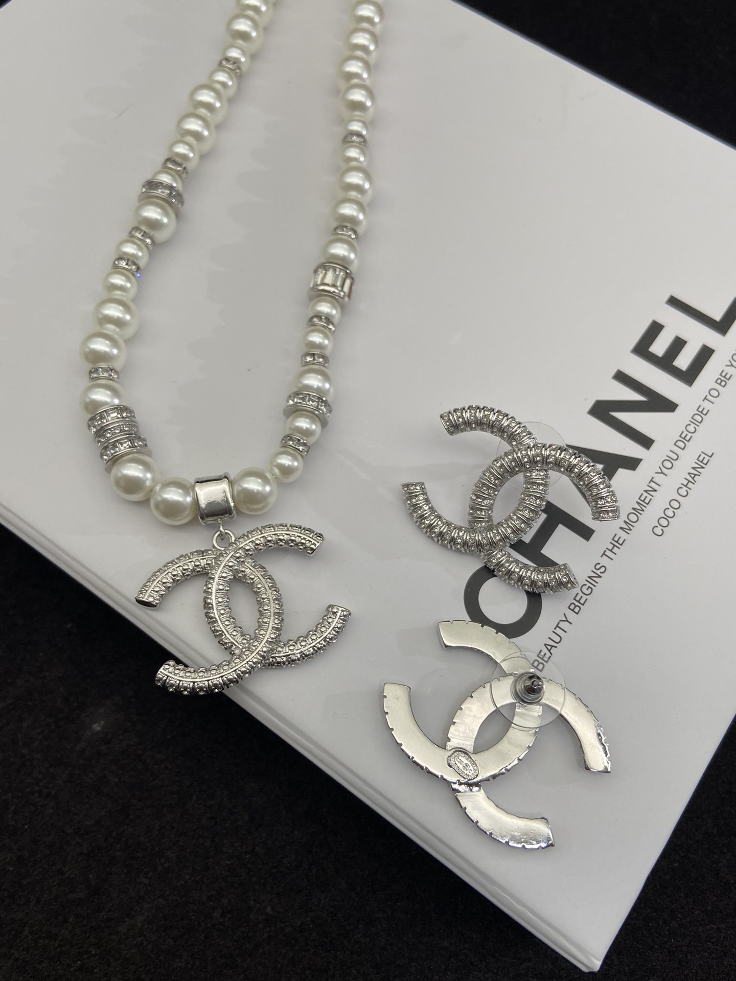 Silver-Toned Pearl & Crystal Motif Jewelry Set (Necklace, Earrings)