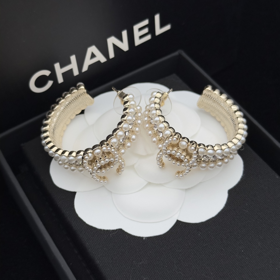 Glamorous Pearl & Crystal Jewelry Set: Hair Clip + Open Cuff + Earrings