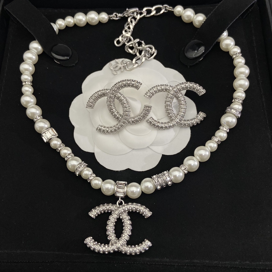 Silver-Toned Pearl & Crystal Motif Jewelry Set (Necklace, Earrings)