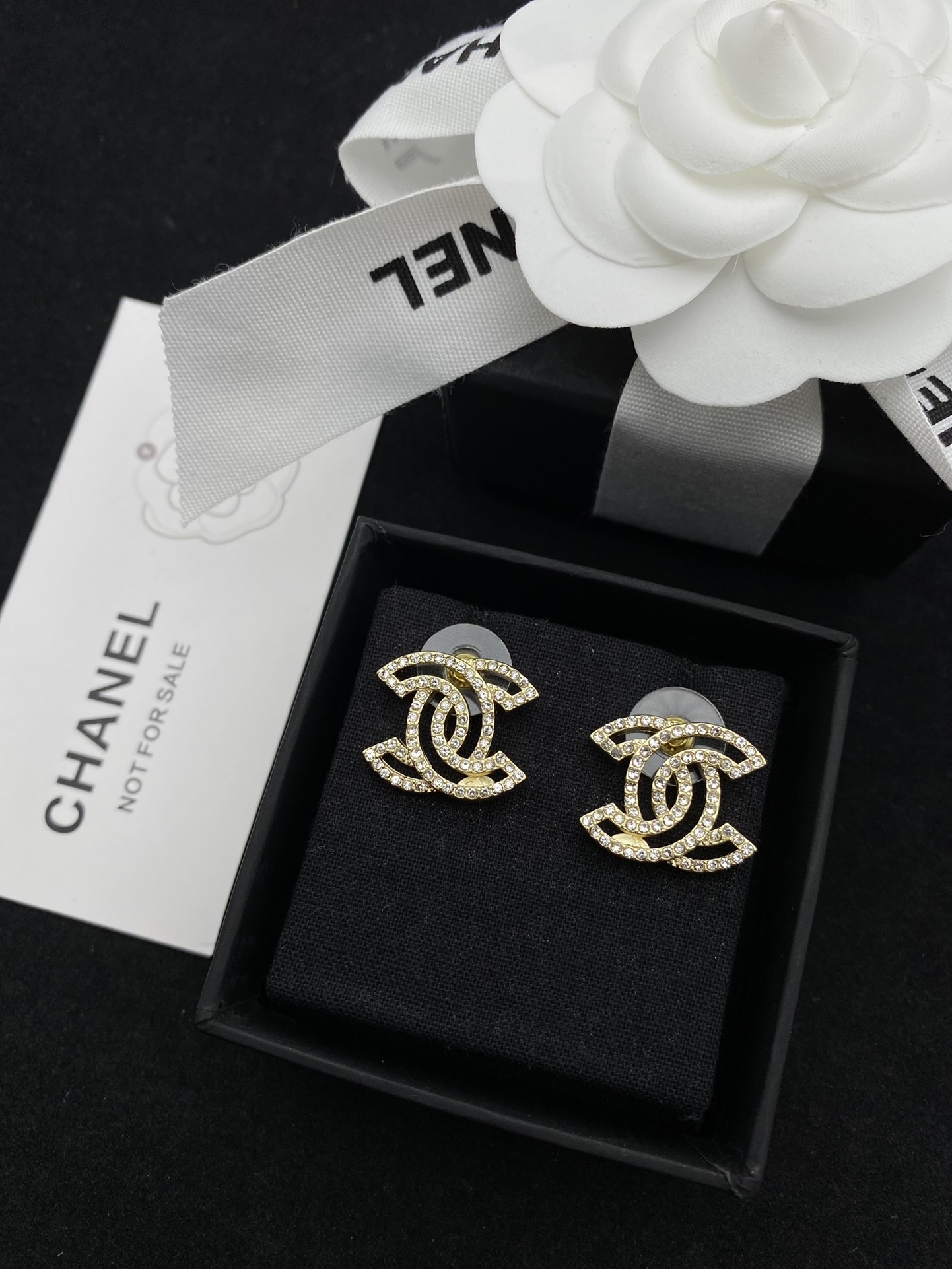 Gold-Toned Jewelry Set with Crystal-Encrusted Motifs (Brooch, Earrings)