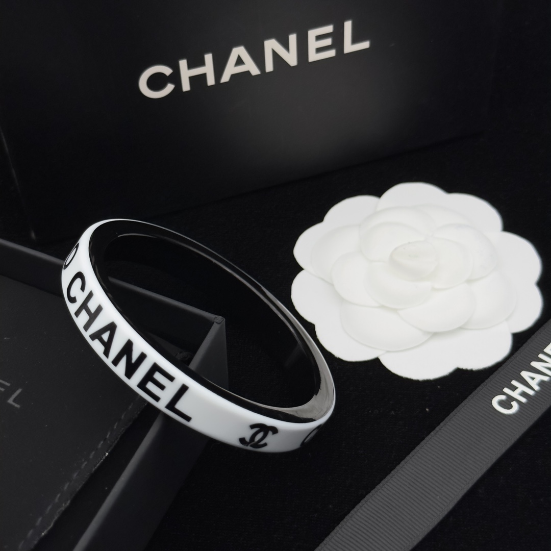 Two-Tone (Black & White) Resin Bangle Set