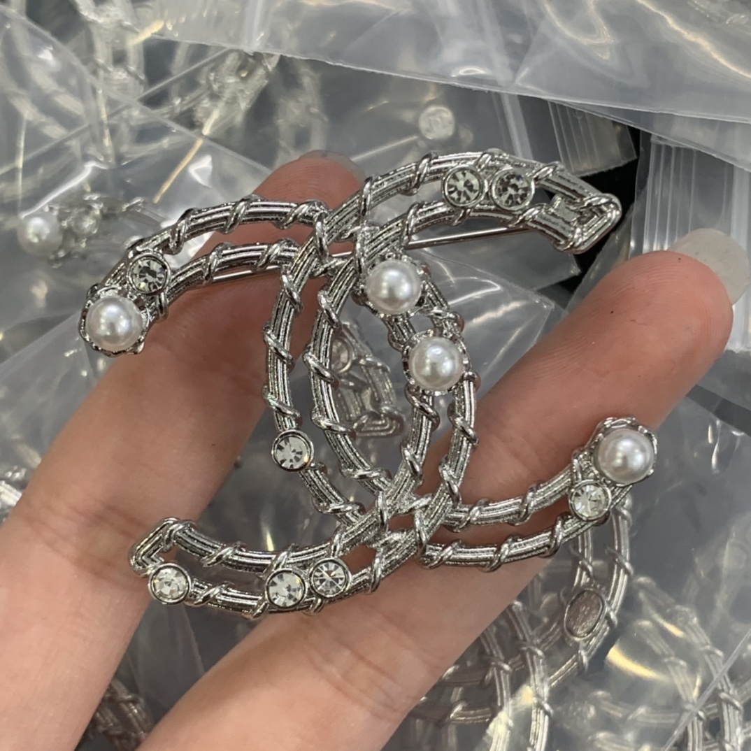 Gold-Twisted Motif Brooch with Pearls & Crystals