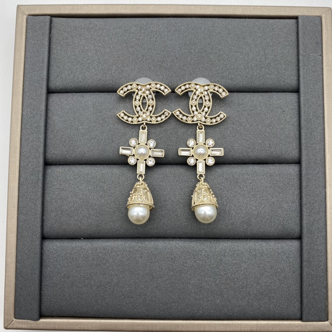 Gold-Toned Crystal & Pearl Motif Jewelry Set (Necklace, Earrings, Brooch)
