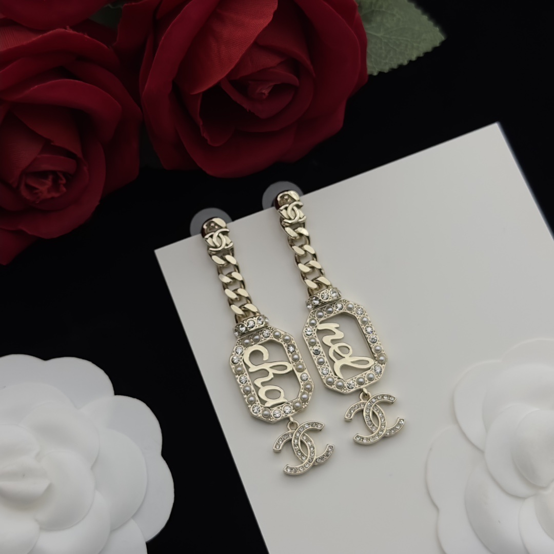 Gold-Toned Jewelry Set with Crystal-Encrusted Letter Motifs (Necklace, Earrings)