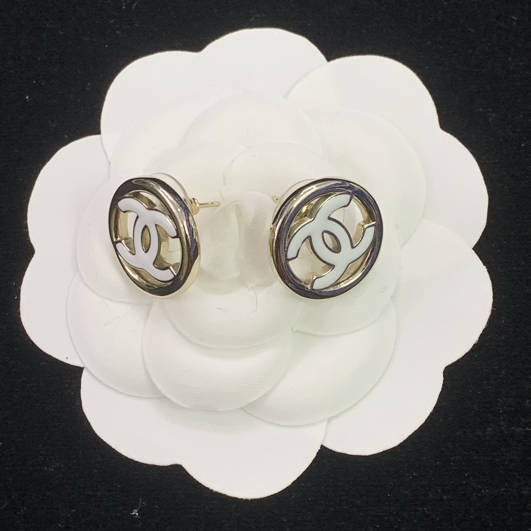 Double-Layered Gold-Toned Chain Jewelry Set with White Inset Motif