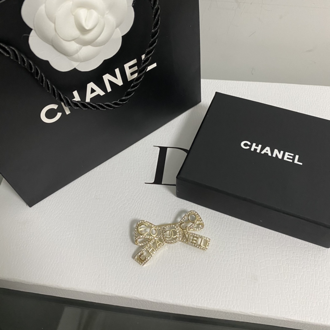 Gold-Toned & Pearl Jewelry Set with Bow & Letter Motifs (Necklace, Brooch, Hair Clip)