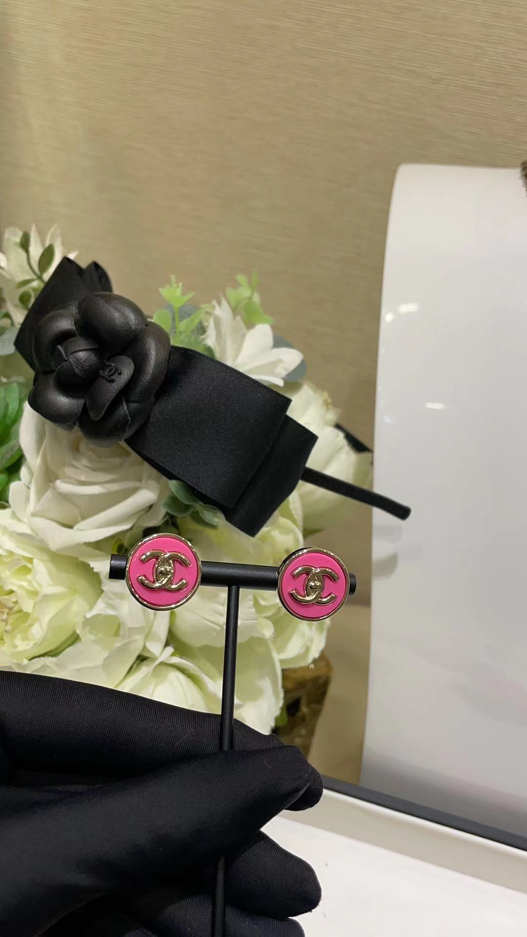  Jewelry Set with Pink PU Leather, Enamel, and Interlocking Detail Accents in Gold Tones