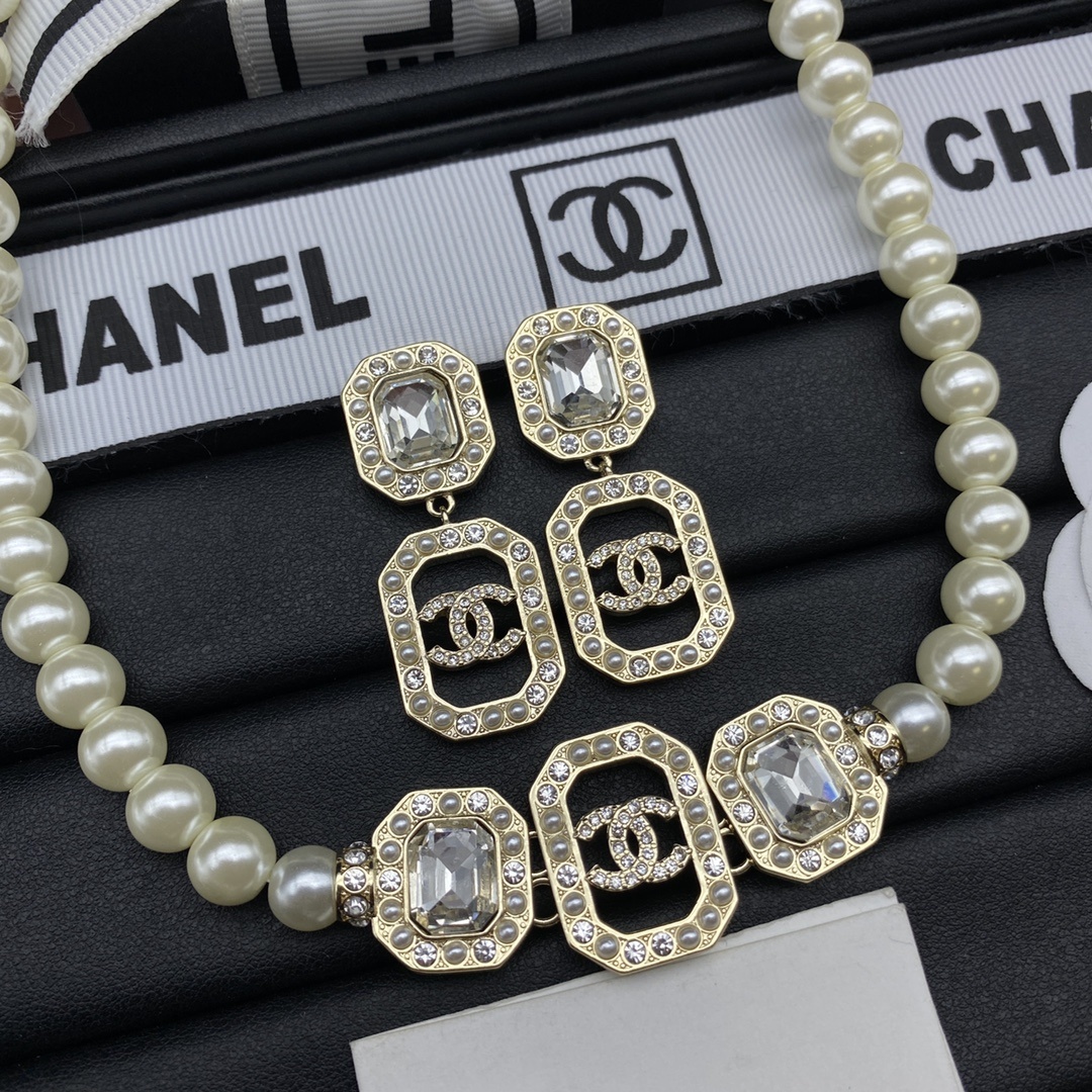 Gold-Toned Pearl & Geometric Crystal Motif Jewelry Set (Necklace, Earrings)