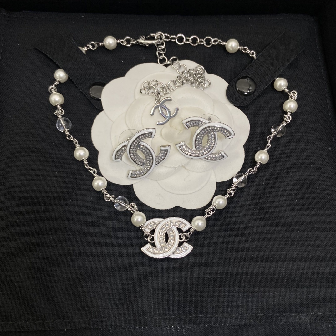  Silver-Toned Jewelry Set with Pearl & Crystal Motifs (Necklace, Earrings)