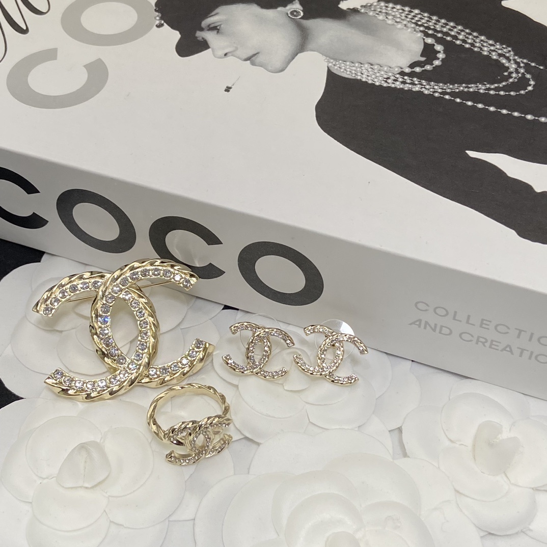 Gold-Toned Jewelry Set with Crystal-Embellished Motifs (Earrings, Brooch, Ring)