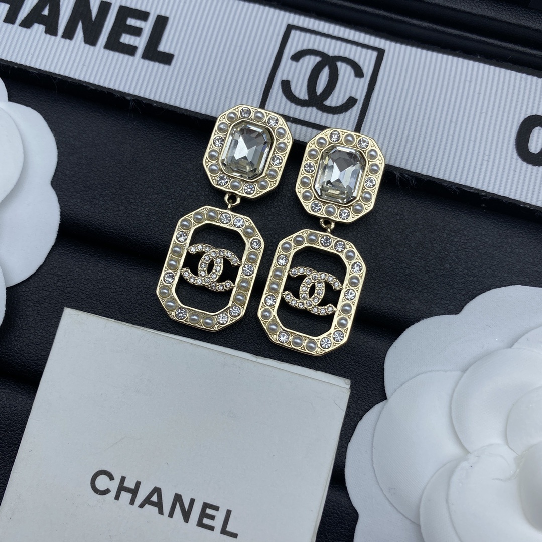 Gold-Toned Pearl & Geometric Crystal Motif Jewelry Set (Necklace, Earrings)