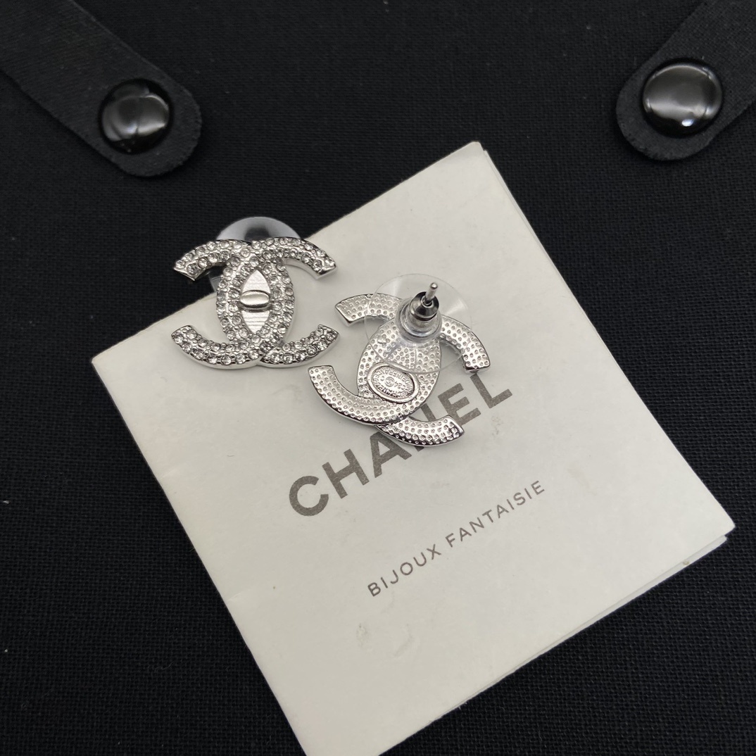 Bold Gold-Toned Chain Necklace & Crystal Stud Earrings Set