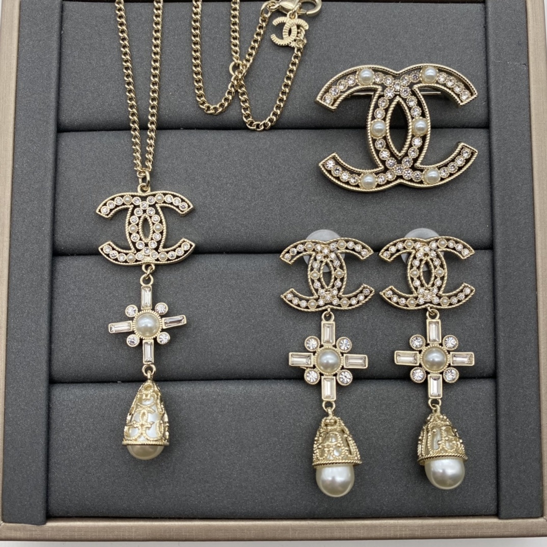 Gold-Toned Crystal & Pearl Motif Jewelry Set (Necklace, Earrings, Brooch)
