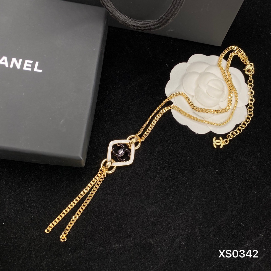 Gold-Toned Jewelry Set with Black & White Enamel Motifs (Tassel Necklace, Earrings)