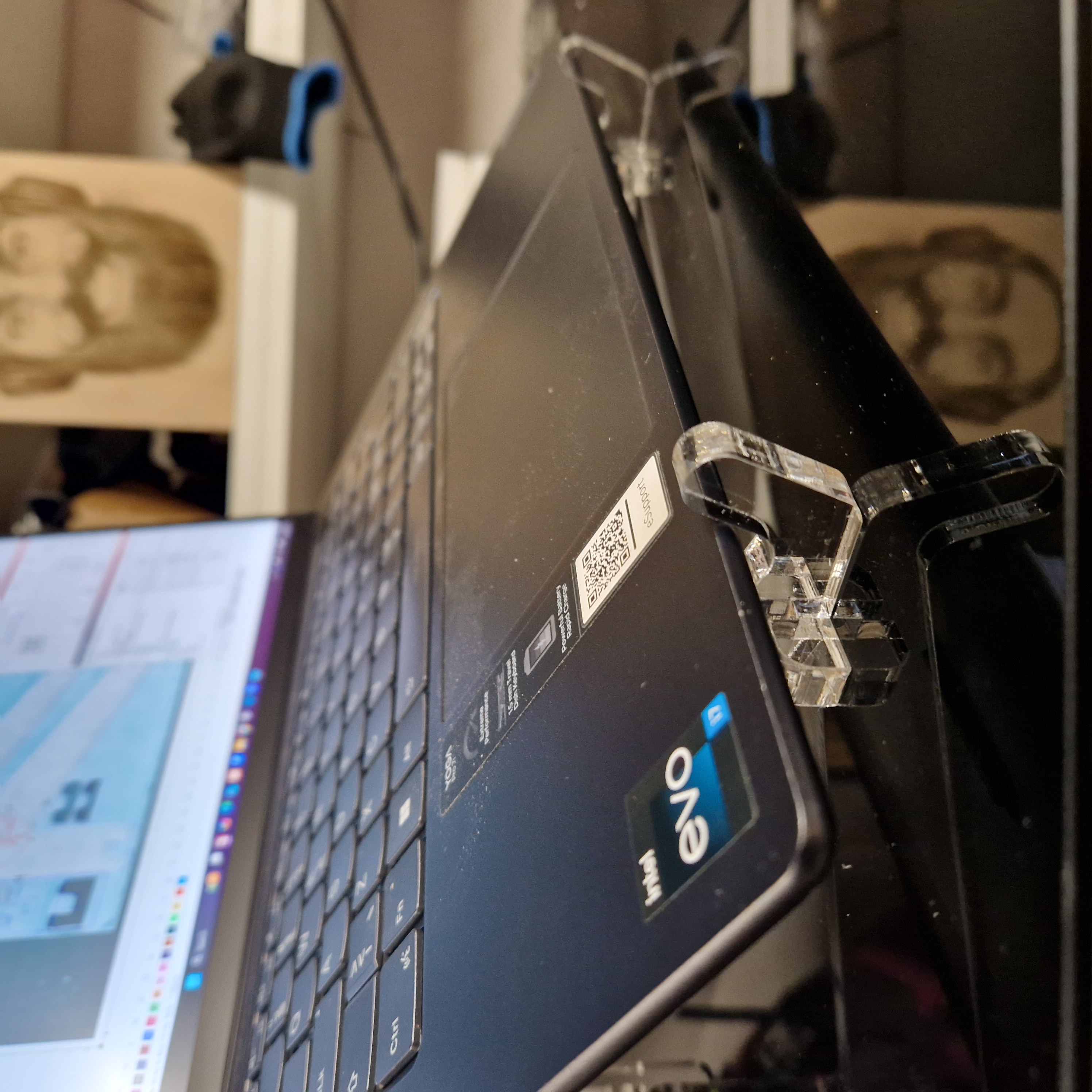 Kannettavan tietokoneen pöytäteline