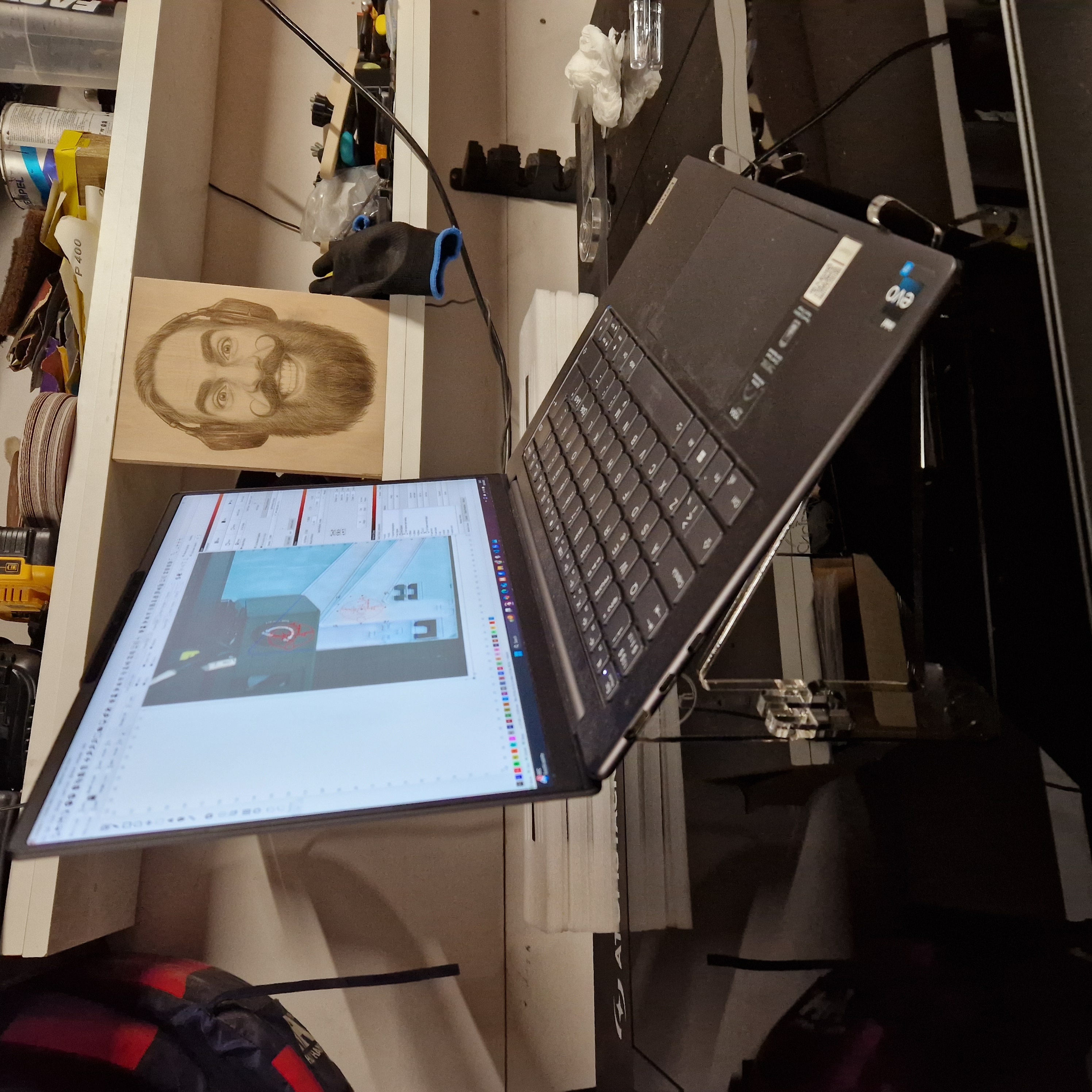 Kannettavan tietokoneen pöytäteline