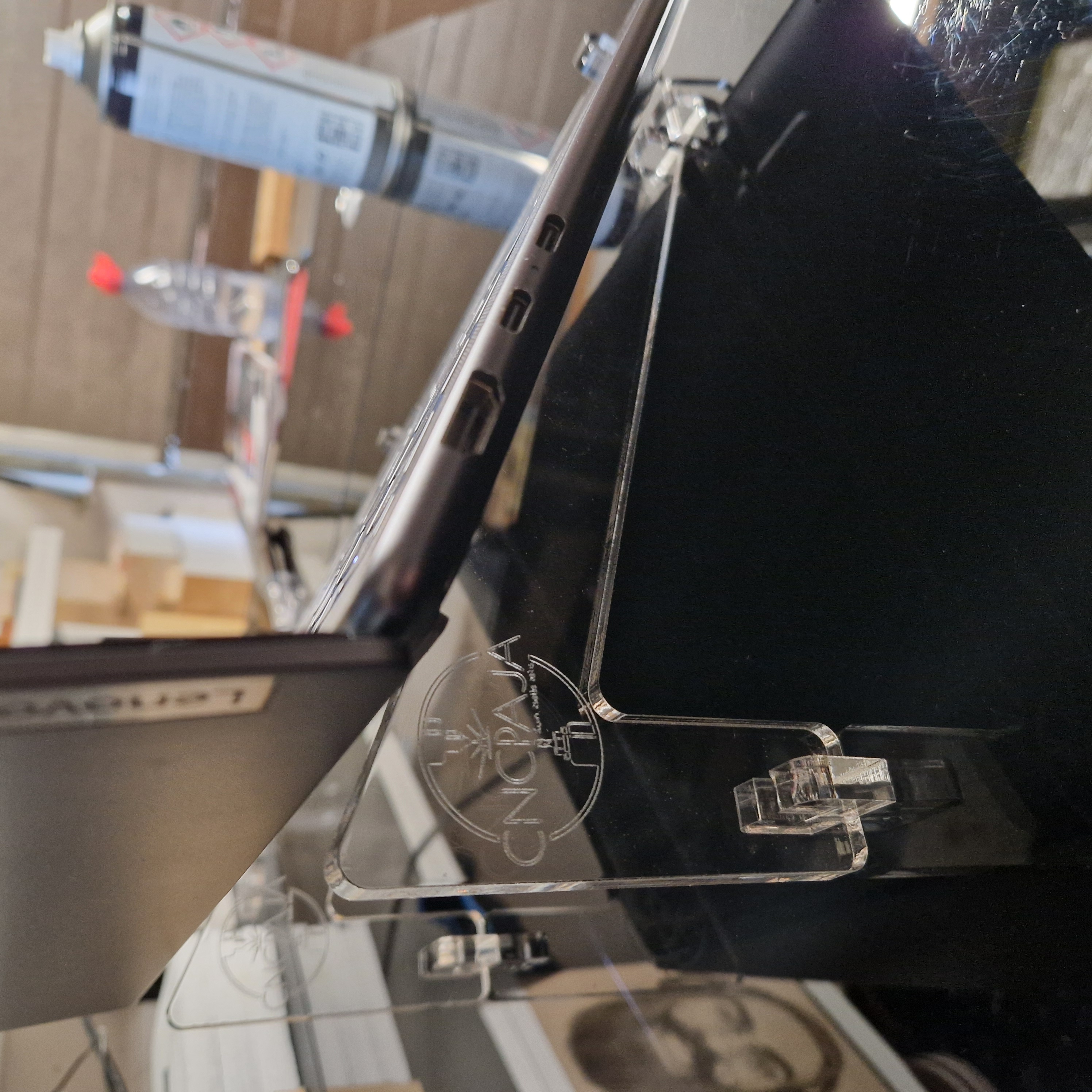 Kannettavan tietokoneen pöytäteline