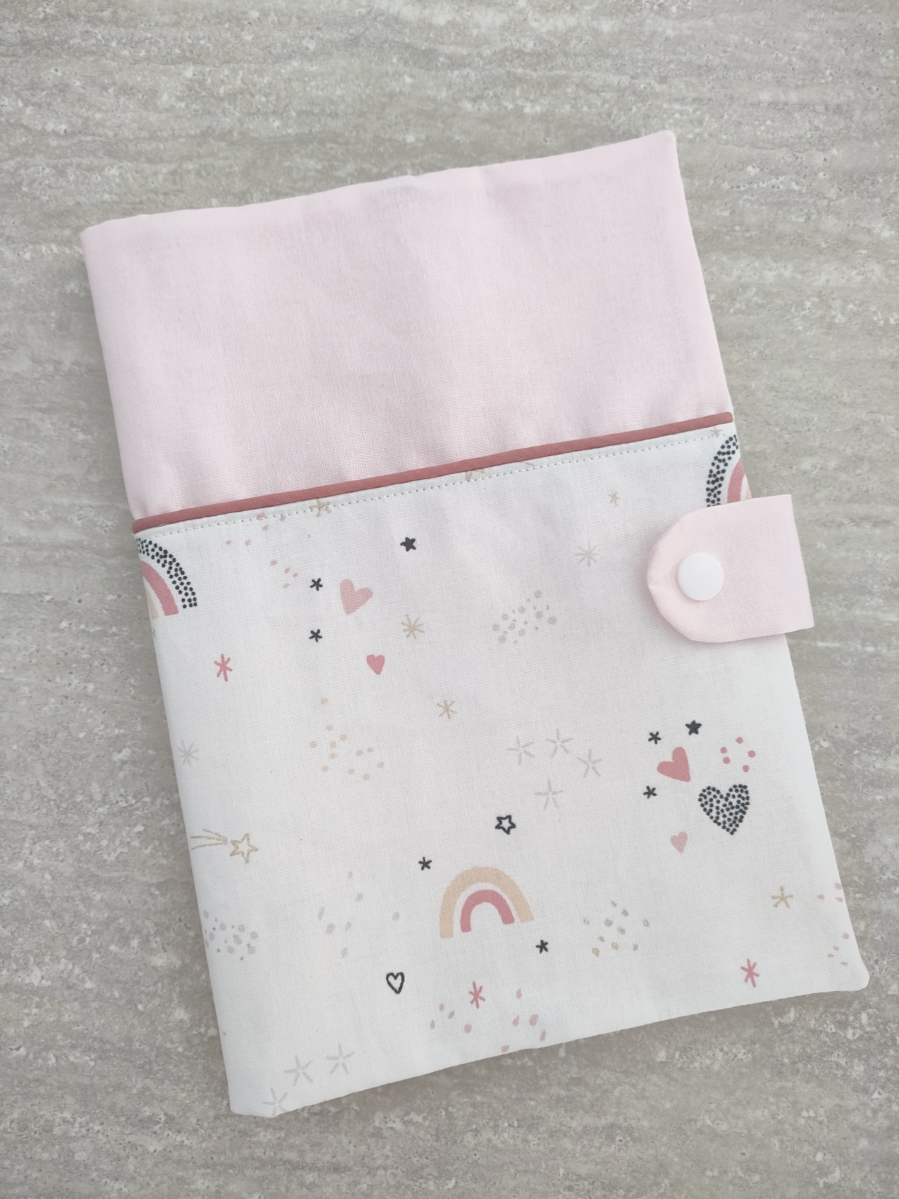 Protège carnet de santé arc en ciel