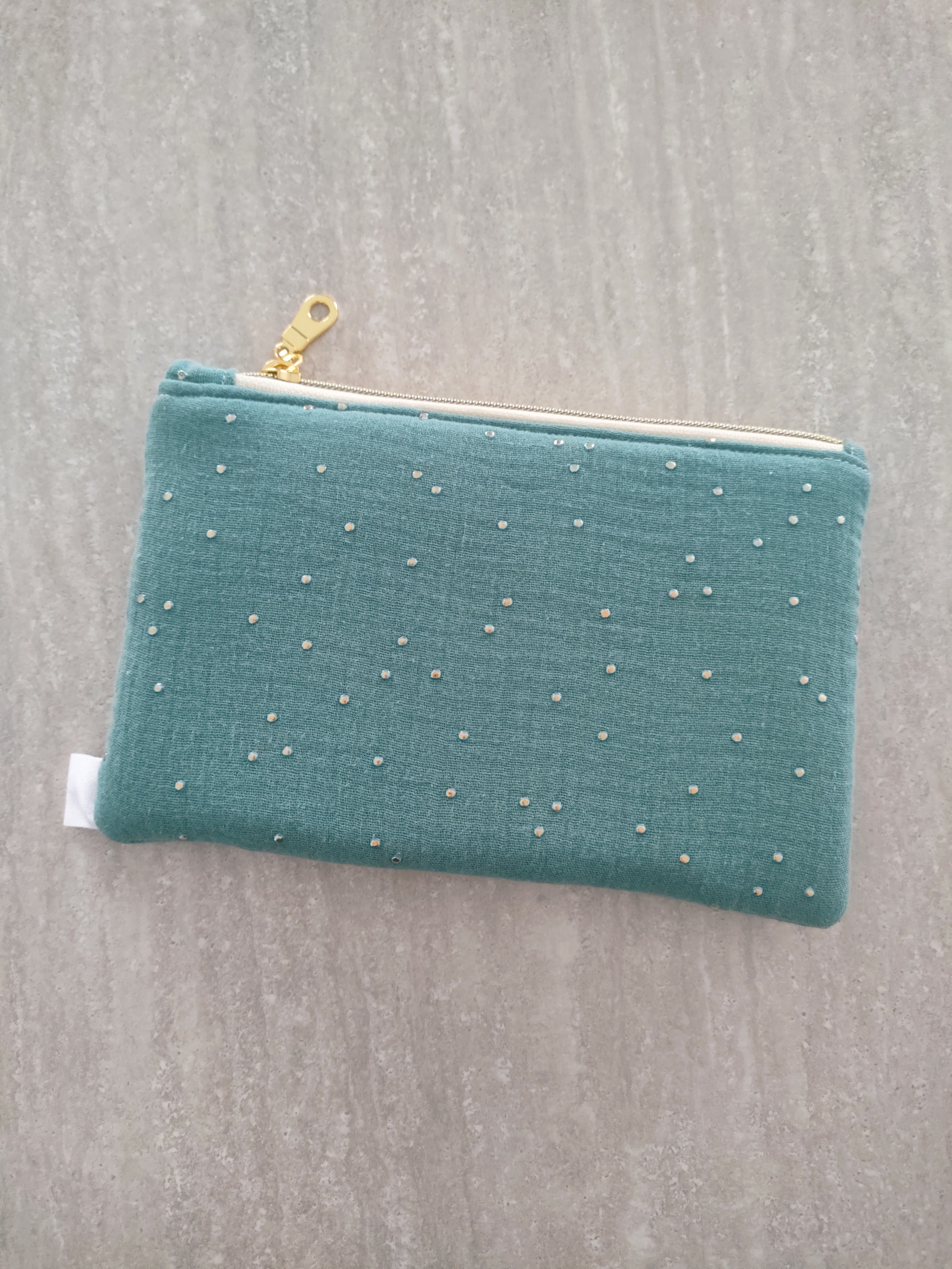 Pochette plate eucalyptus à pois or