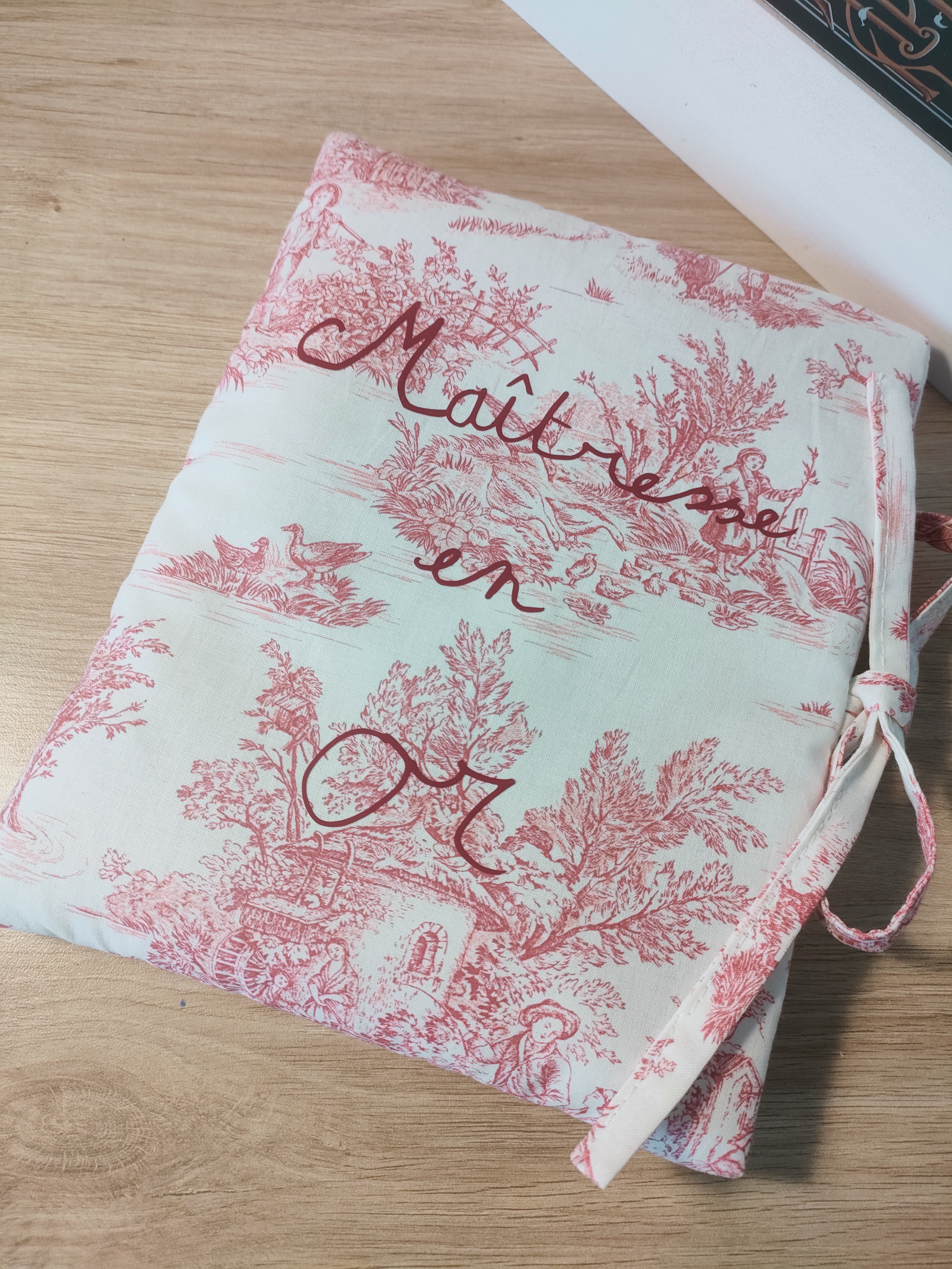 Protège livre de poche toile de Jouy rouge