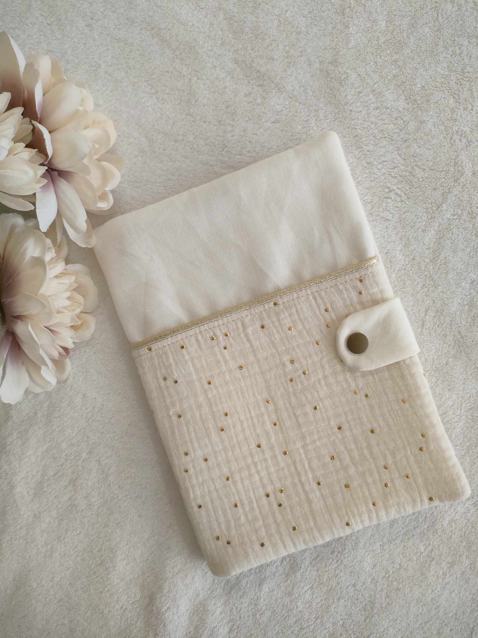 Protège carnet de santé crème à pois or