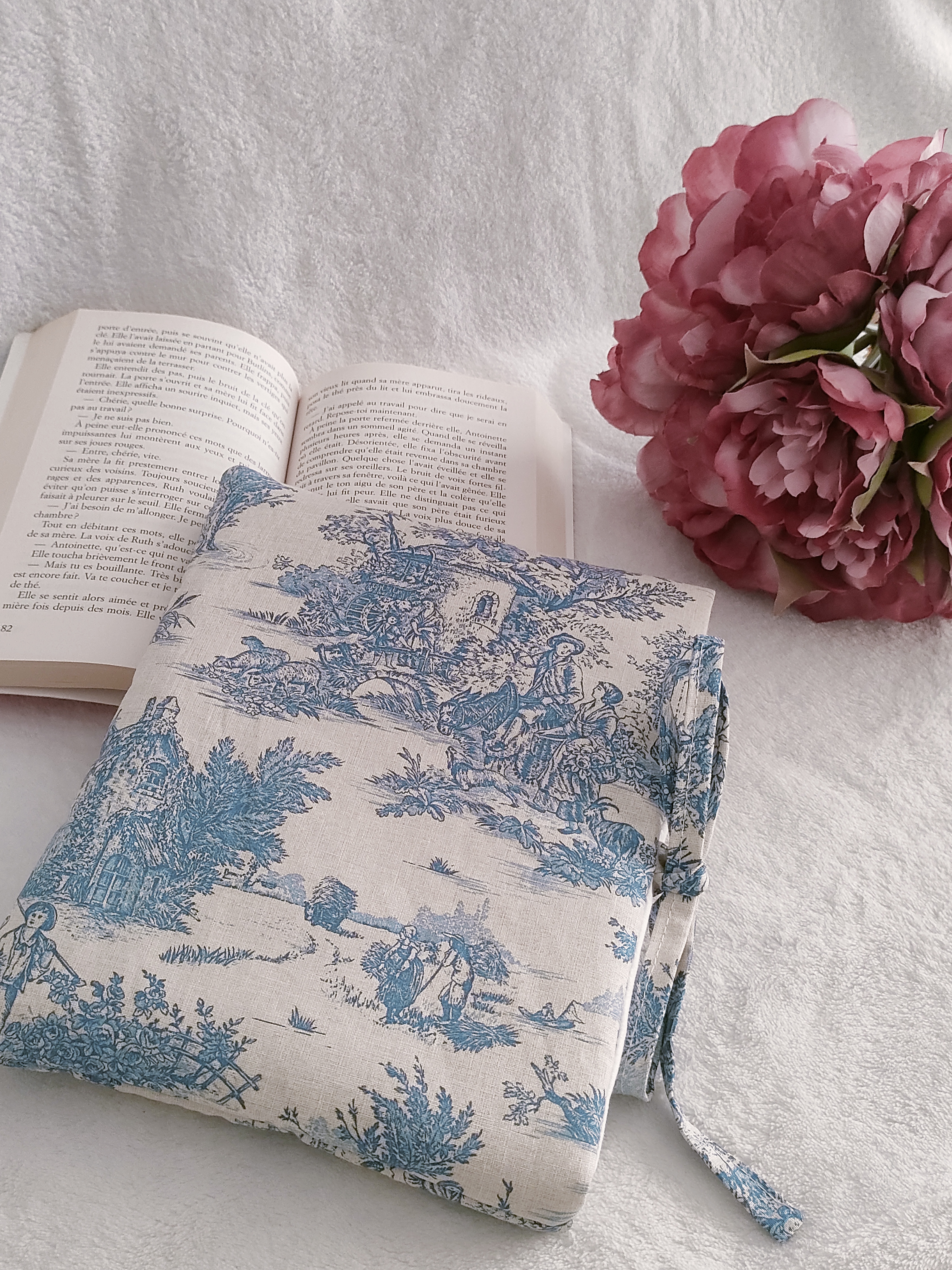 Protège livre de poche toile de Jouy bleu