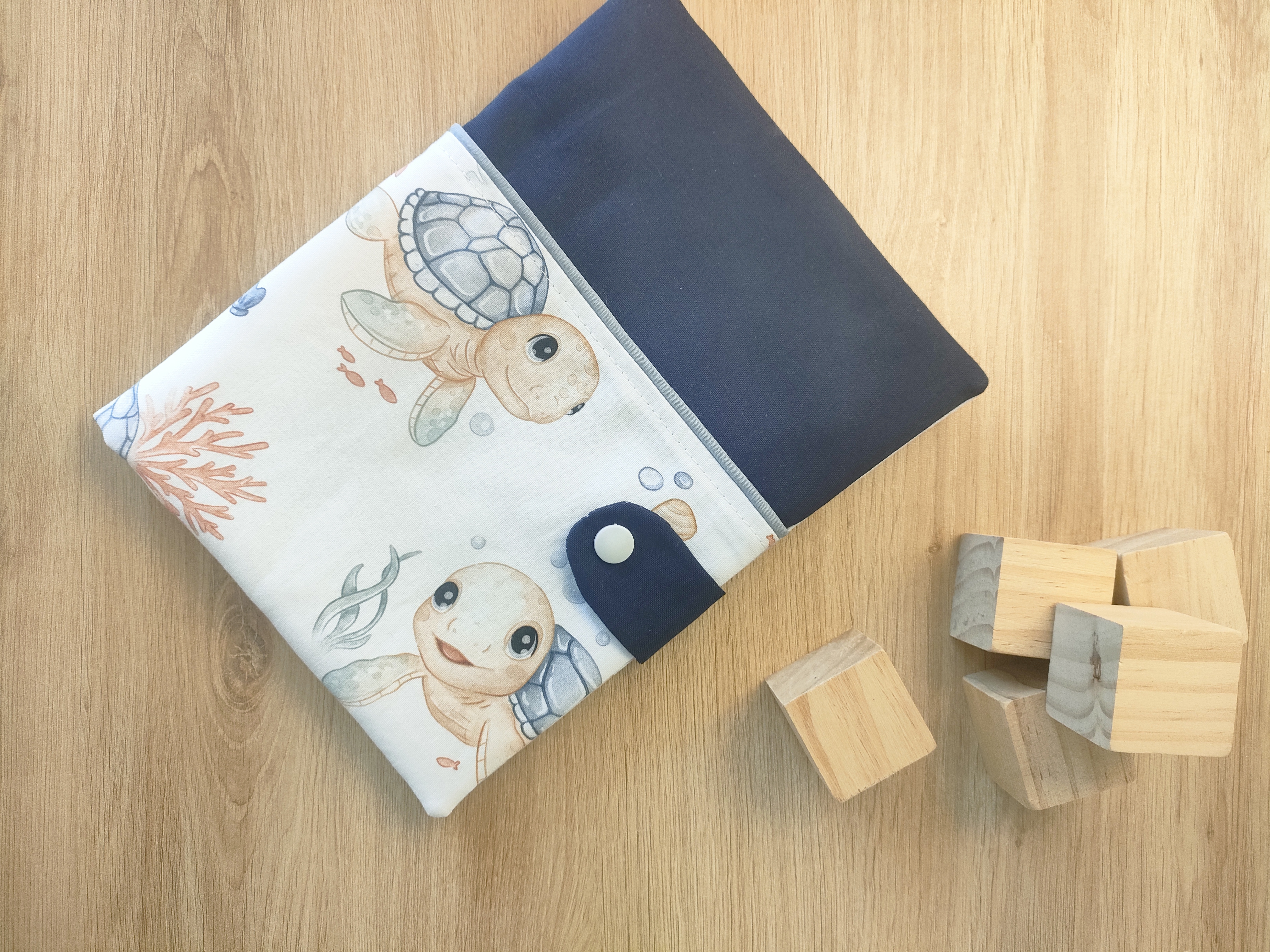 Protège carnet de santé tortue bleue