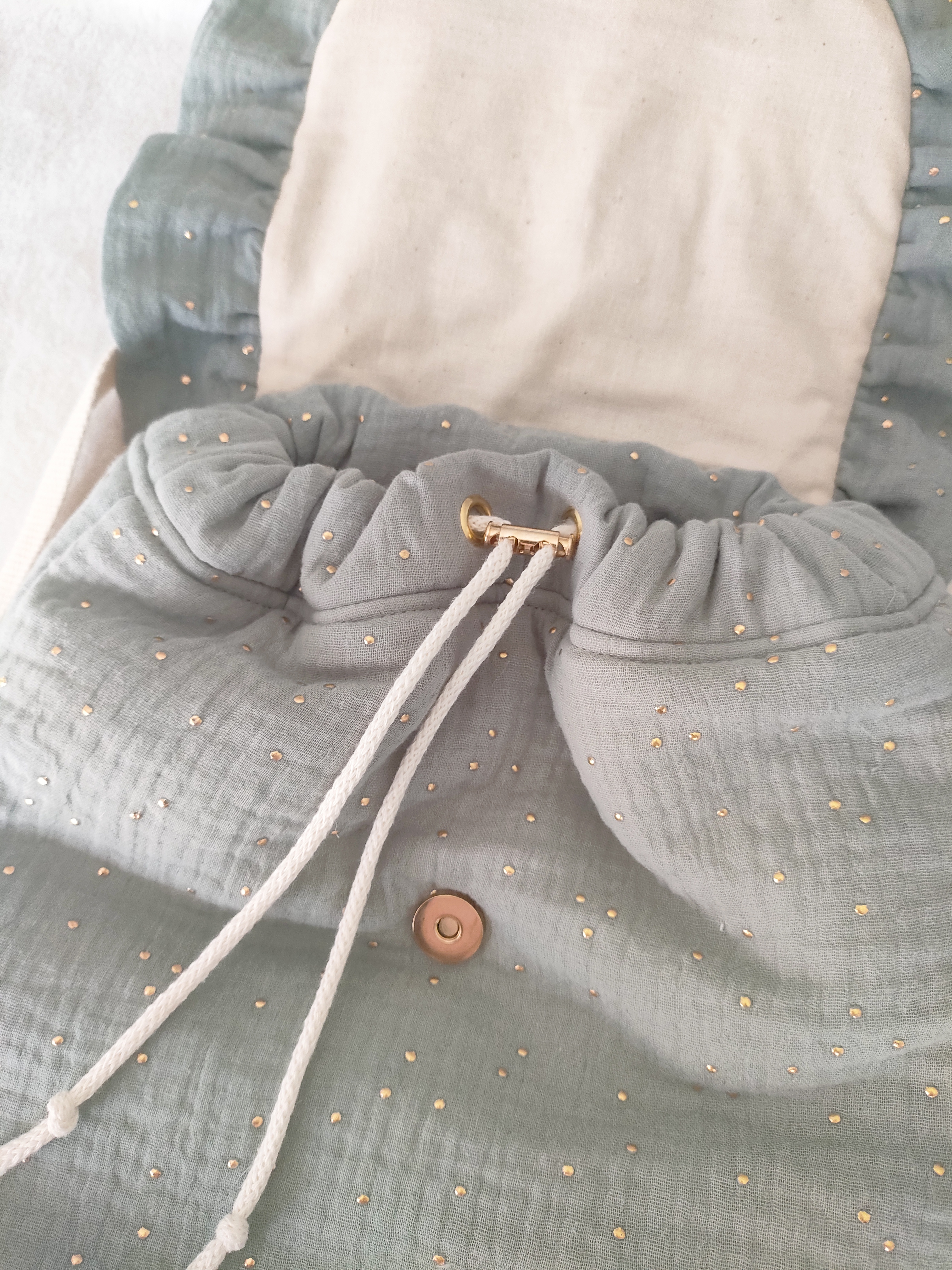 Sac à dos à volant céladon à pois