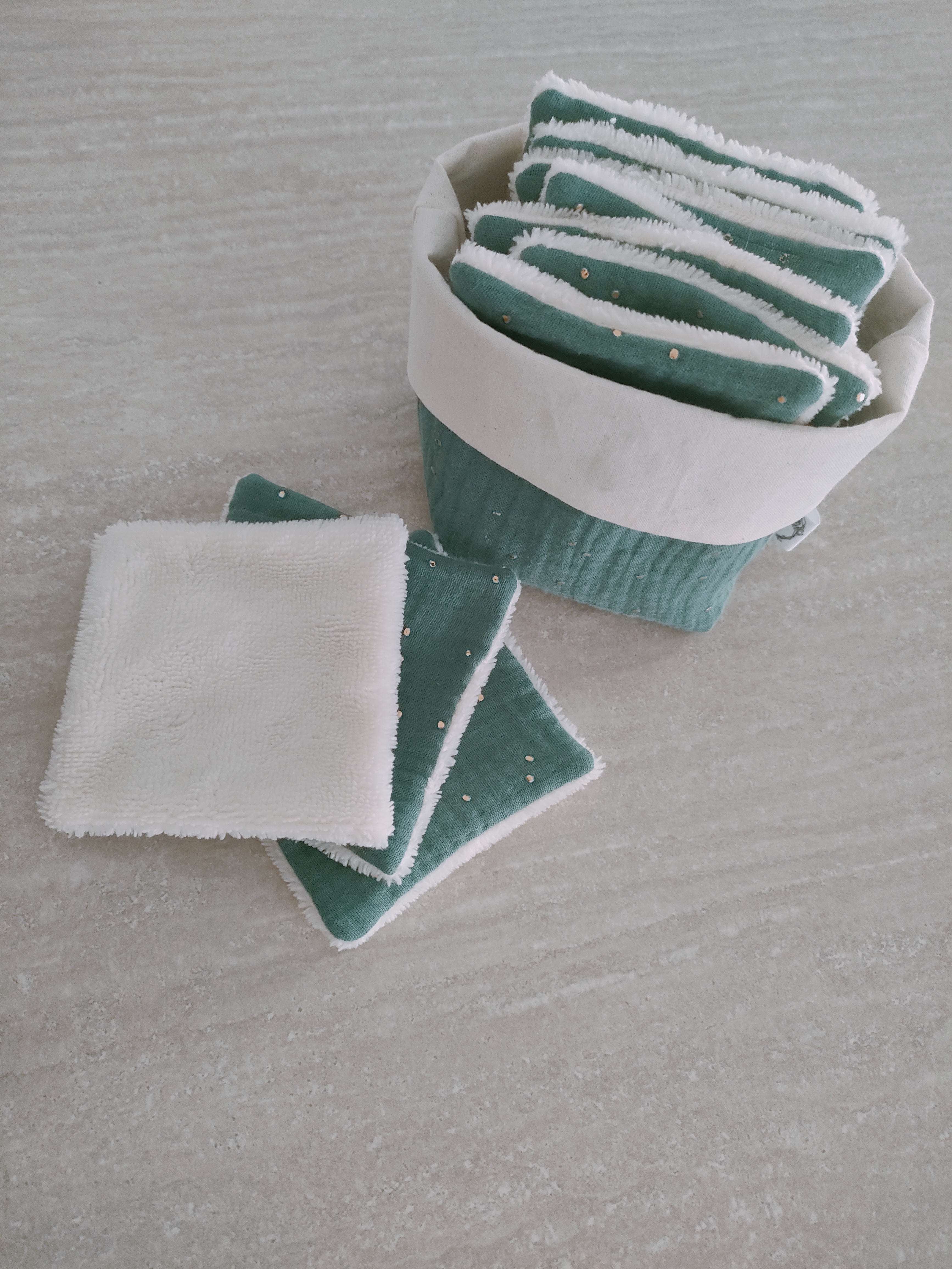 Lingettes et sa panière vert à pois