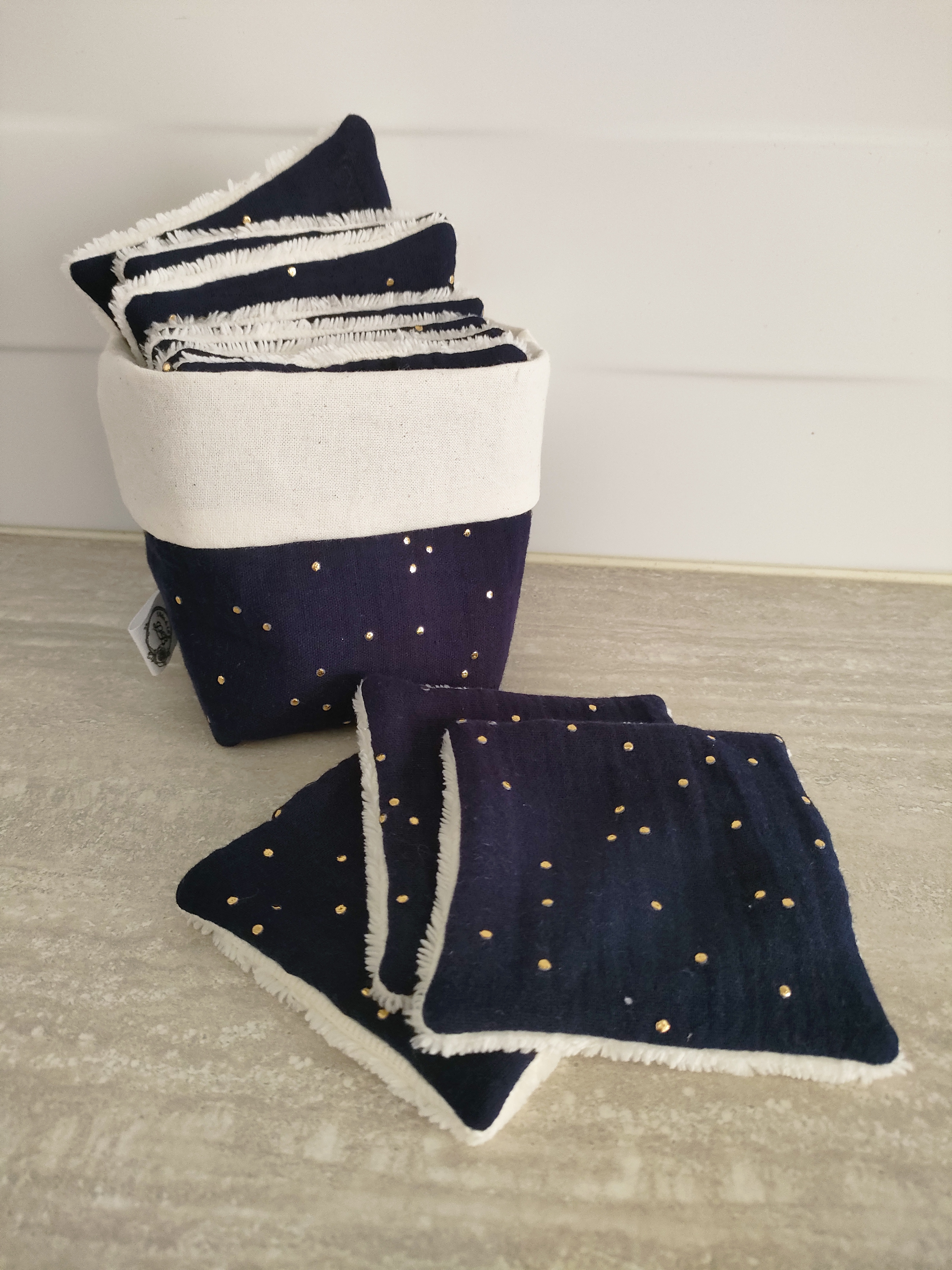 Lingettes et sa panière marine à pois