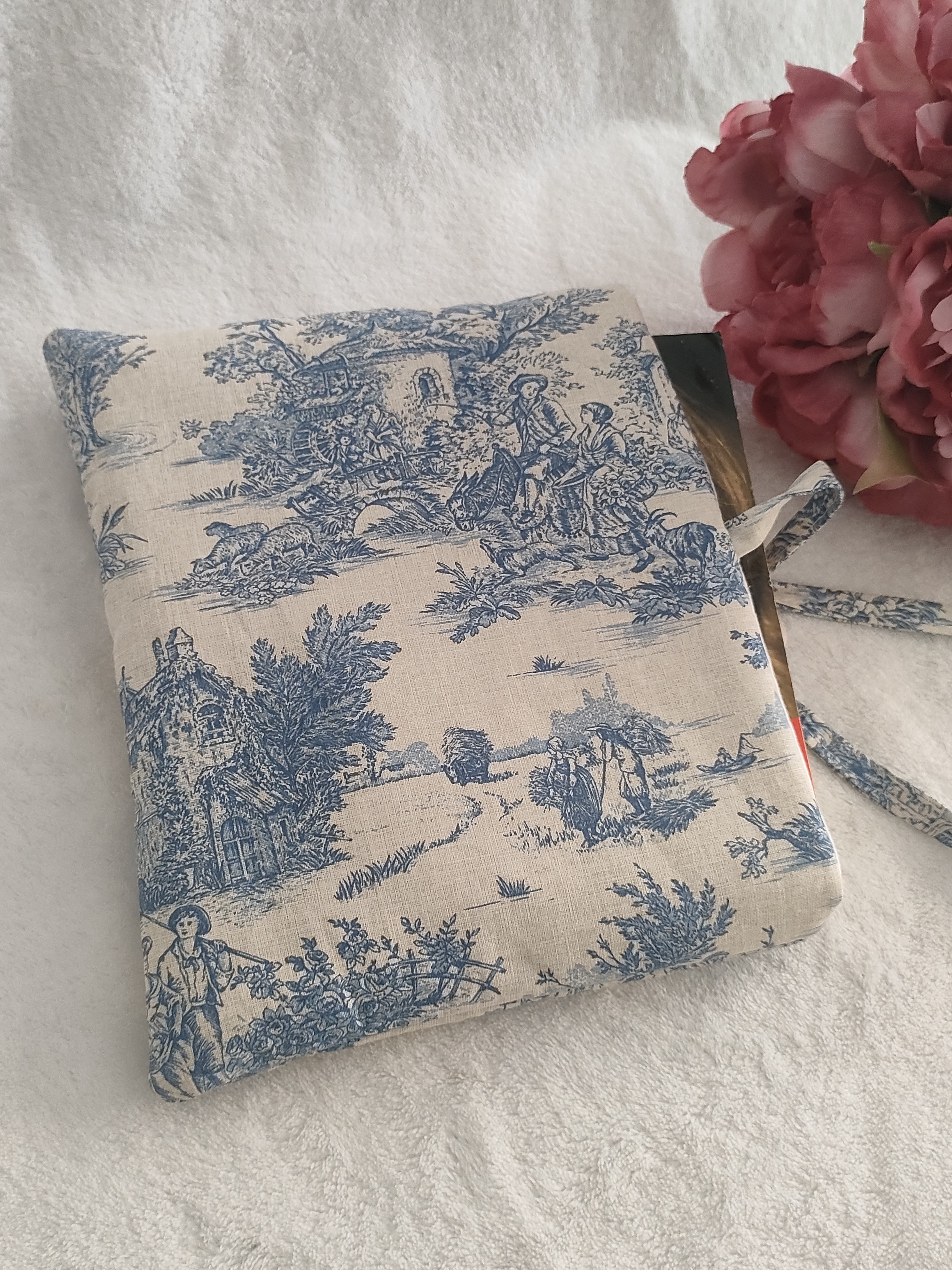 Protège livre de poche toile de Jouy bleu