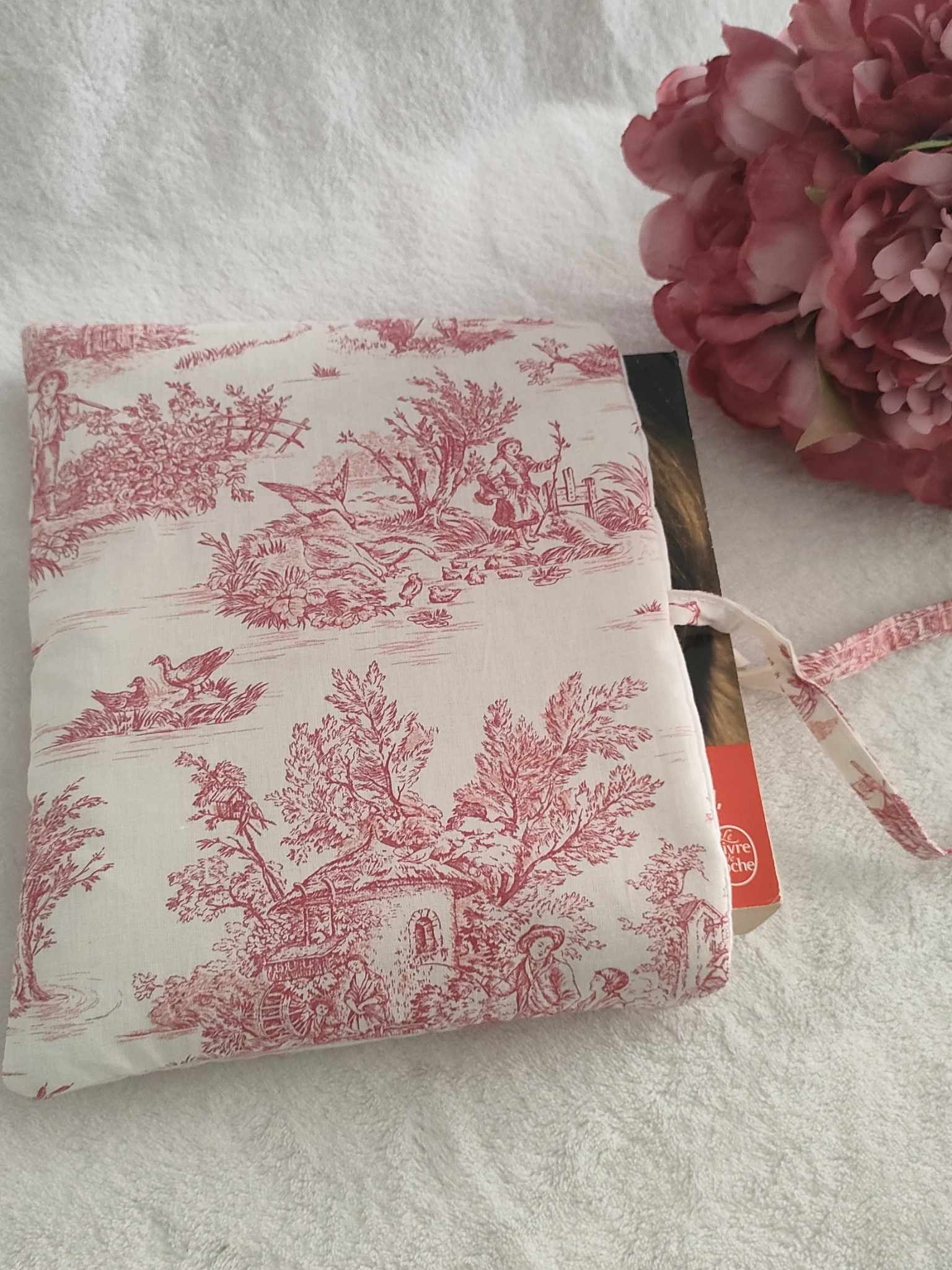 Protège livre de poche toile de Jouy rouge