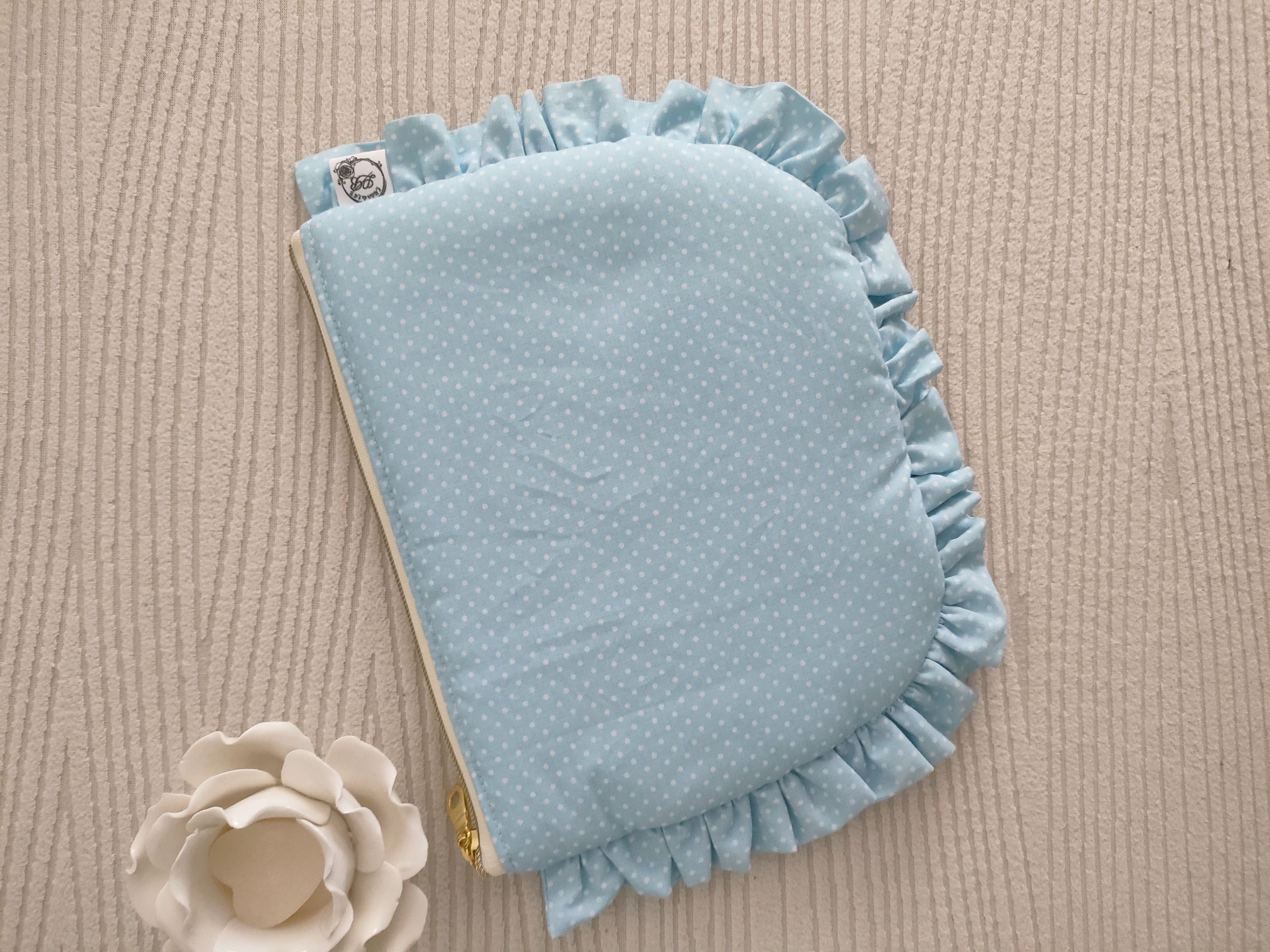 Pochette à volant bleu ciel à pois