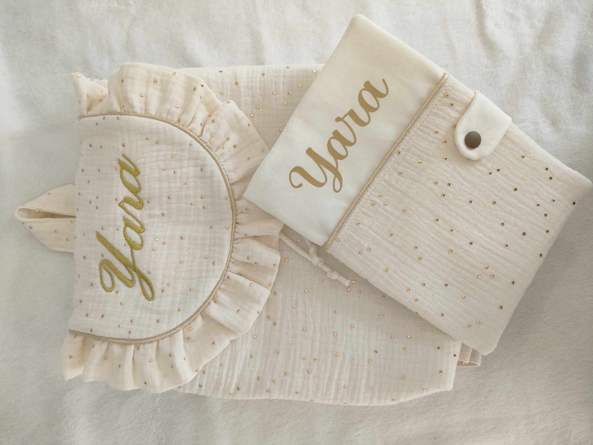 Protège carnet de santé crème à pois or