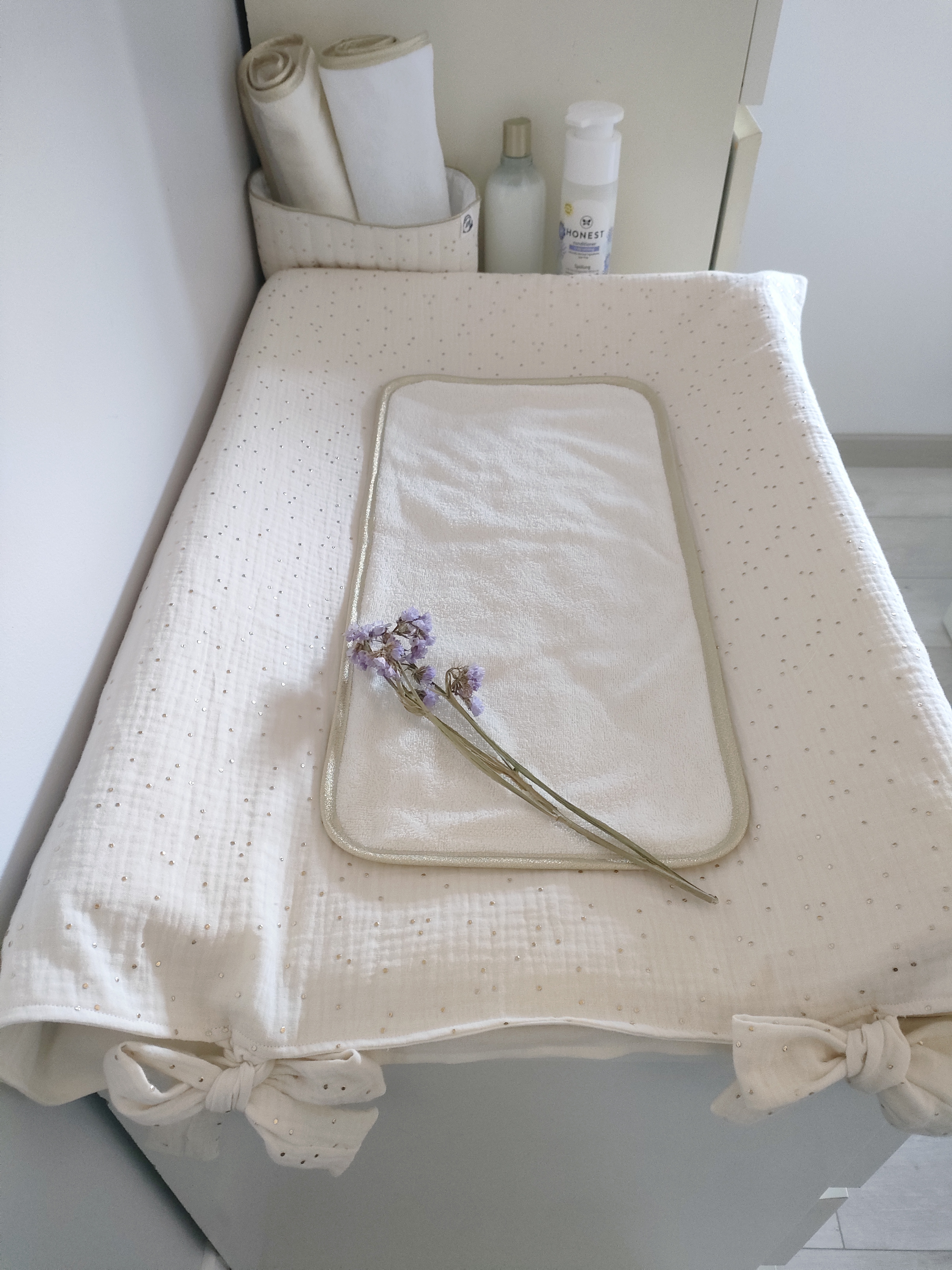 Housse de matelas à langer écru à pois or