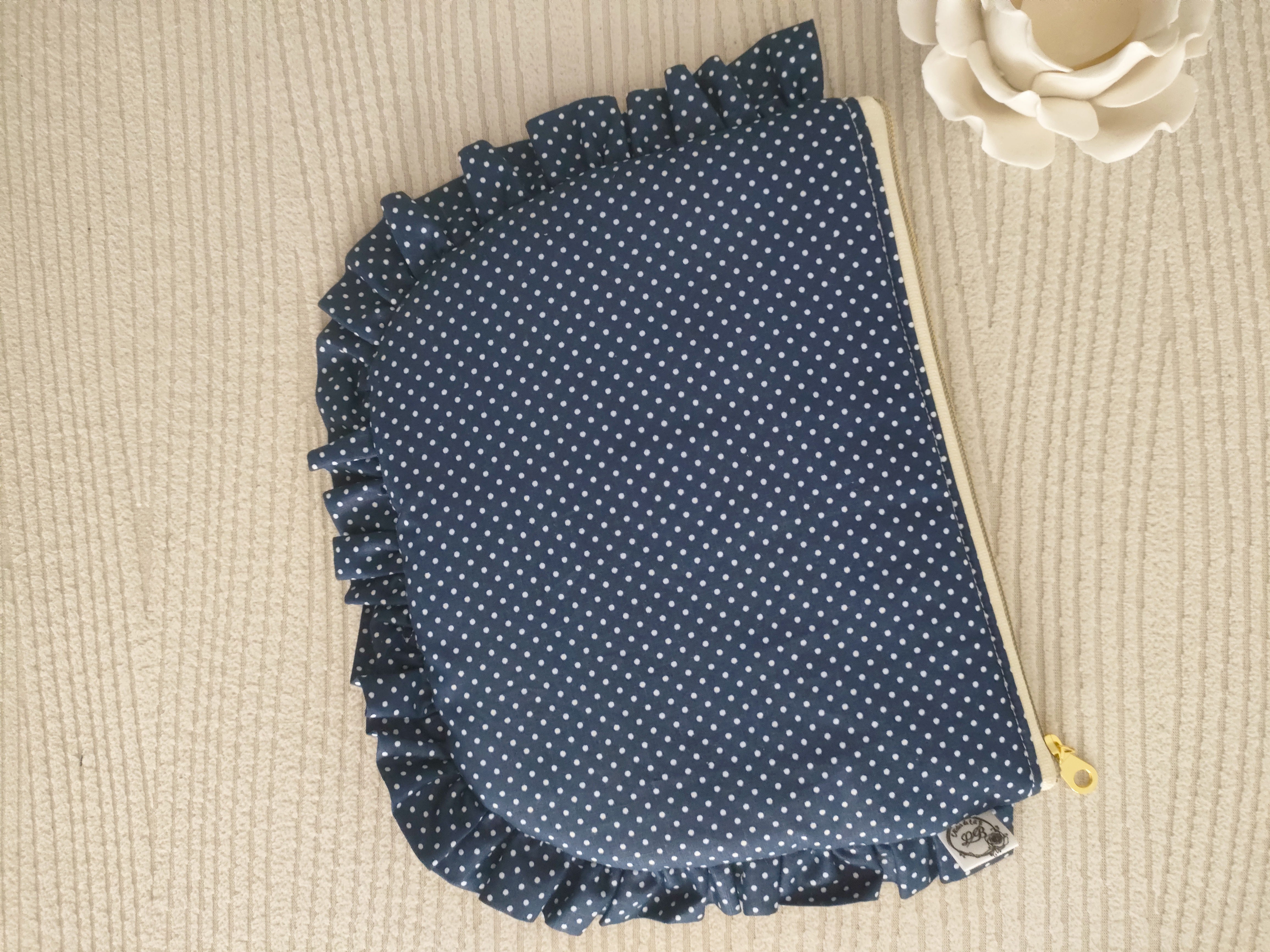 Pochette à volant marine à pois