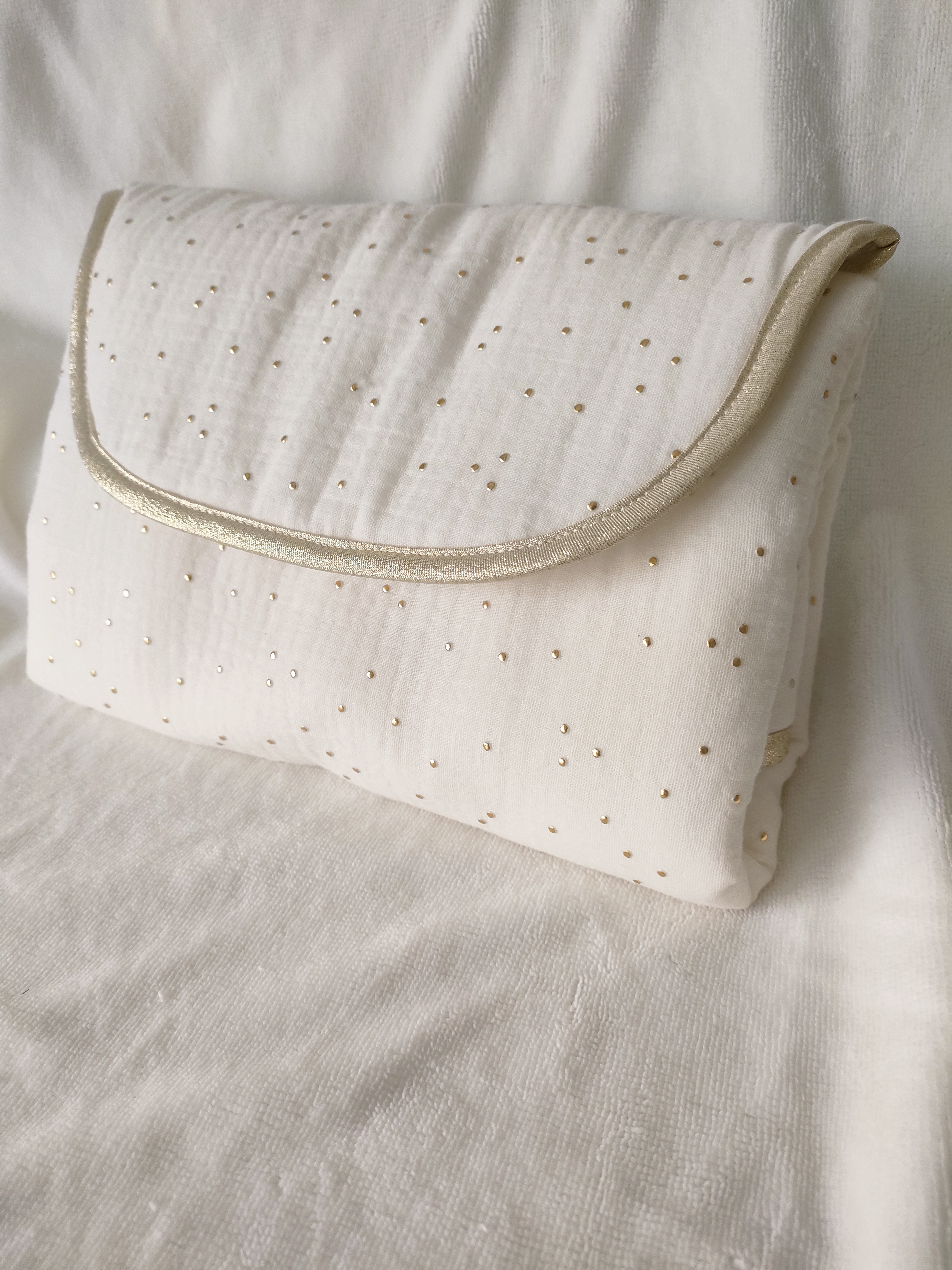 Matelas à langer nomade écru à pois or