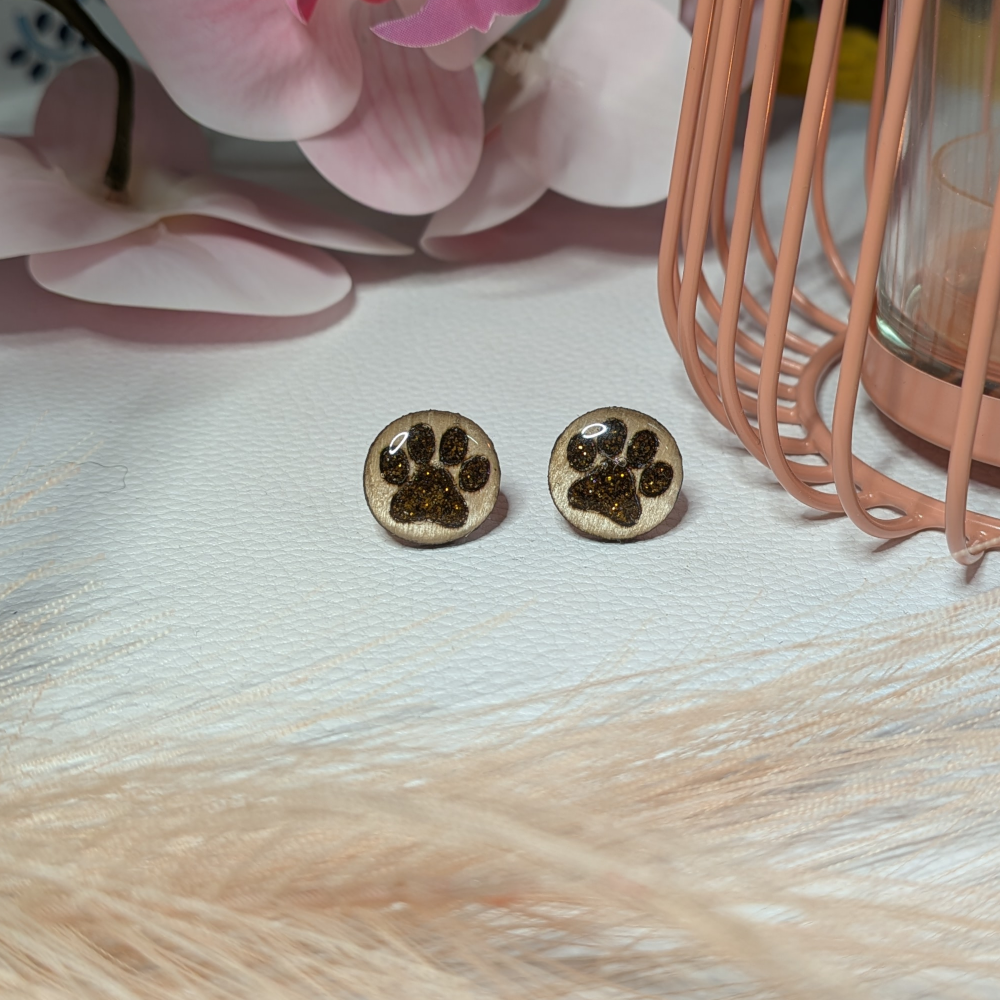 Musta-kultaglitter nappikorvikset