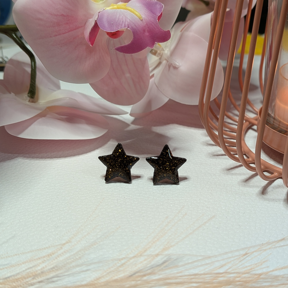 Musta-kultaglitter nappikorvikset