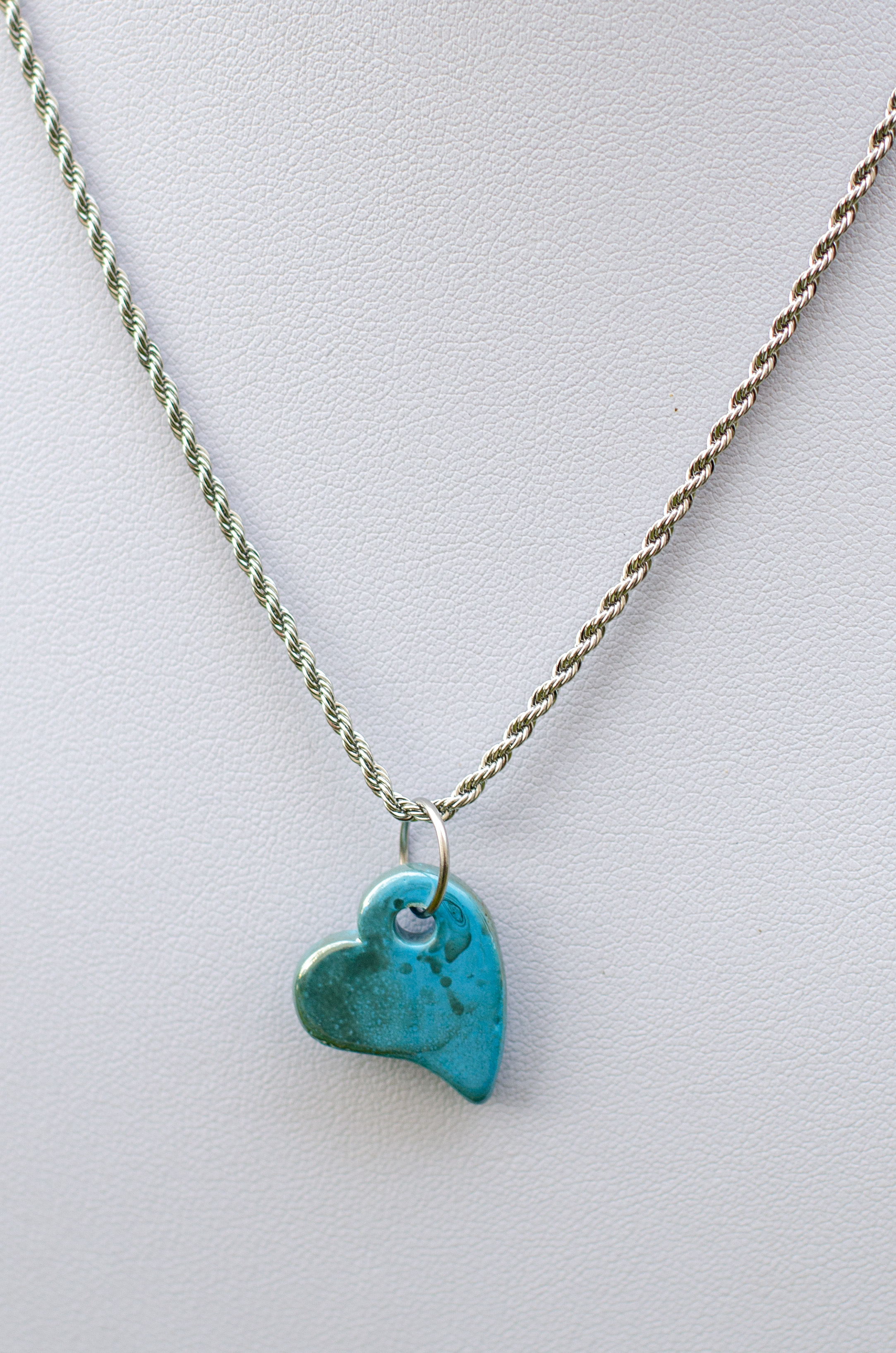 Chaine tour de cou maille cordée + pendentif coeur en céramique Grecque