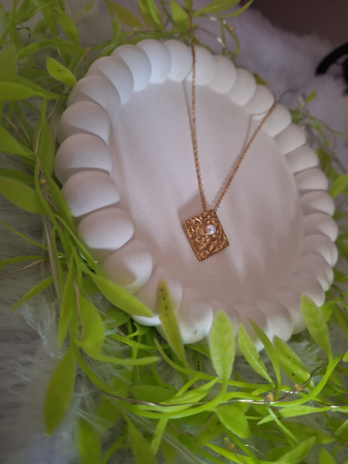 Elegant Gold Pendant Necklace